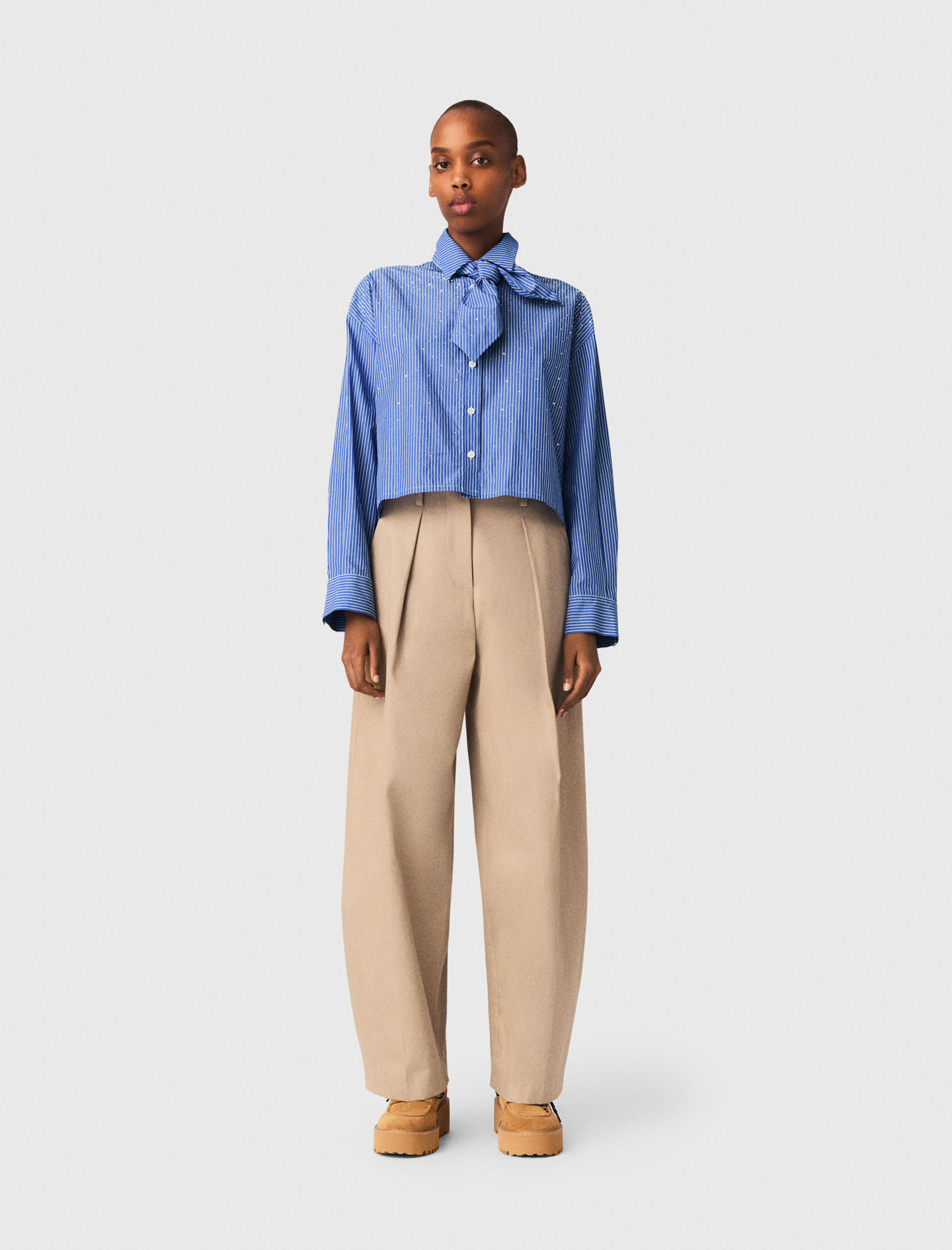 Жіноча синя сорочка у смужку зі стразами