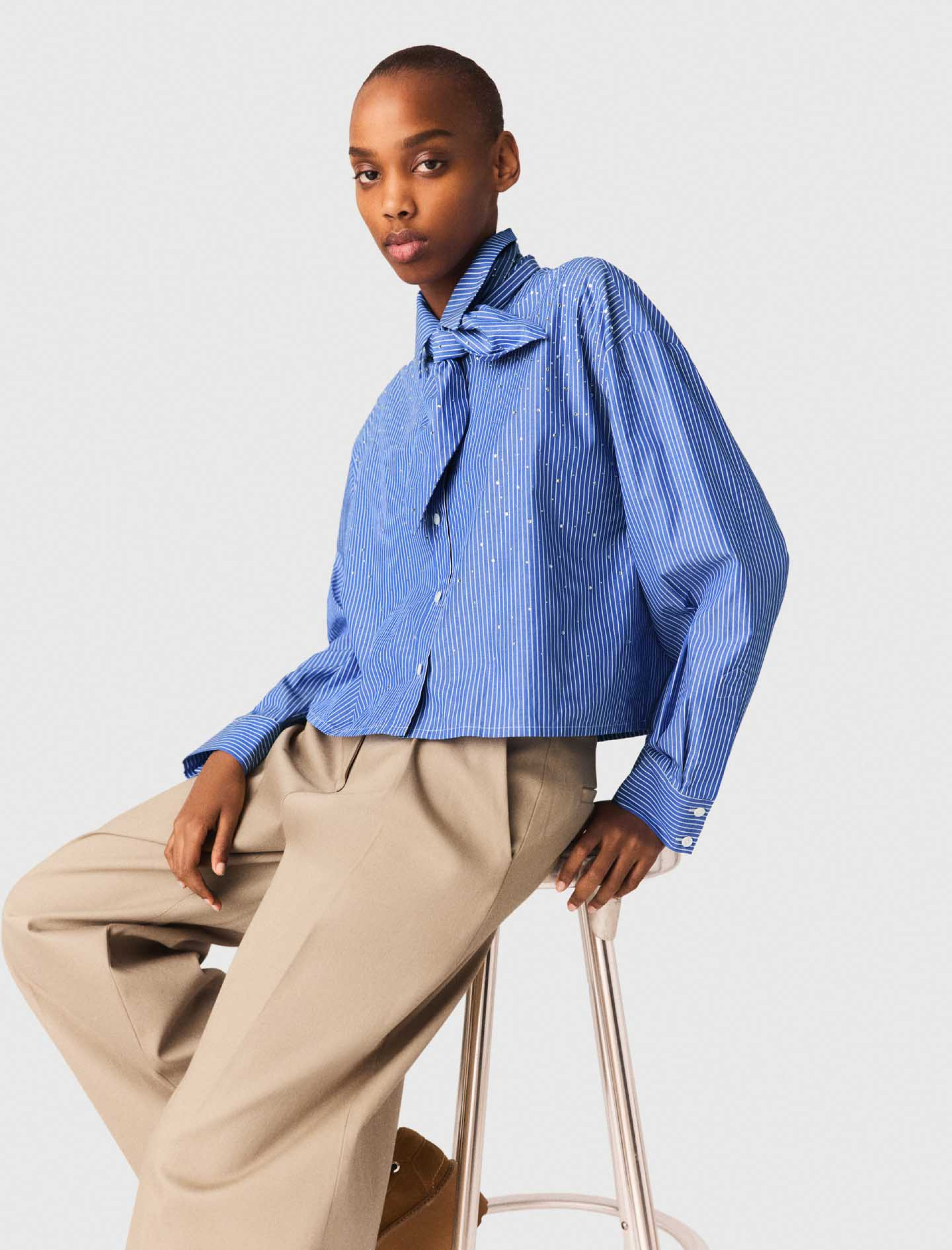 Жіноча синя сорочка у смужку зі стразами Жіноча синя сорочка у смужку зі стразами