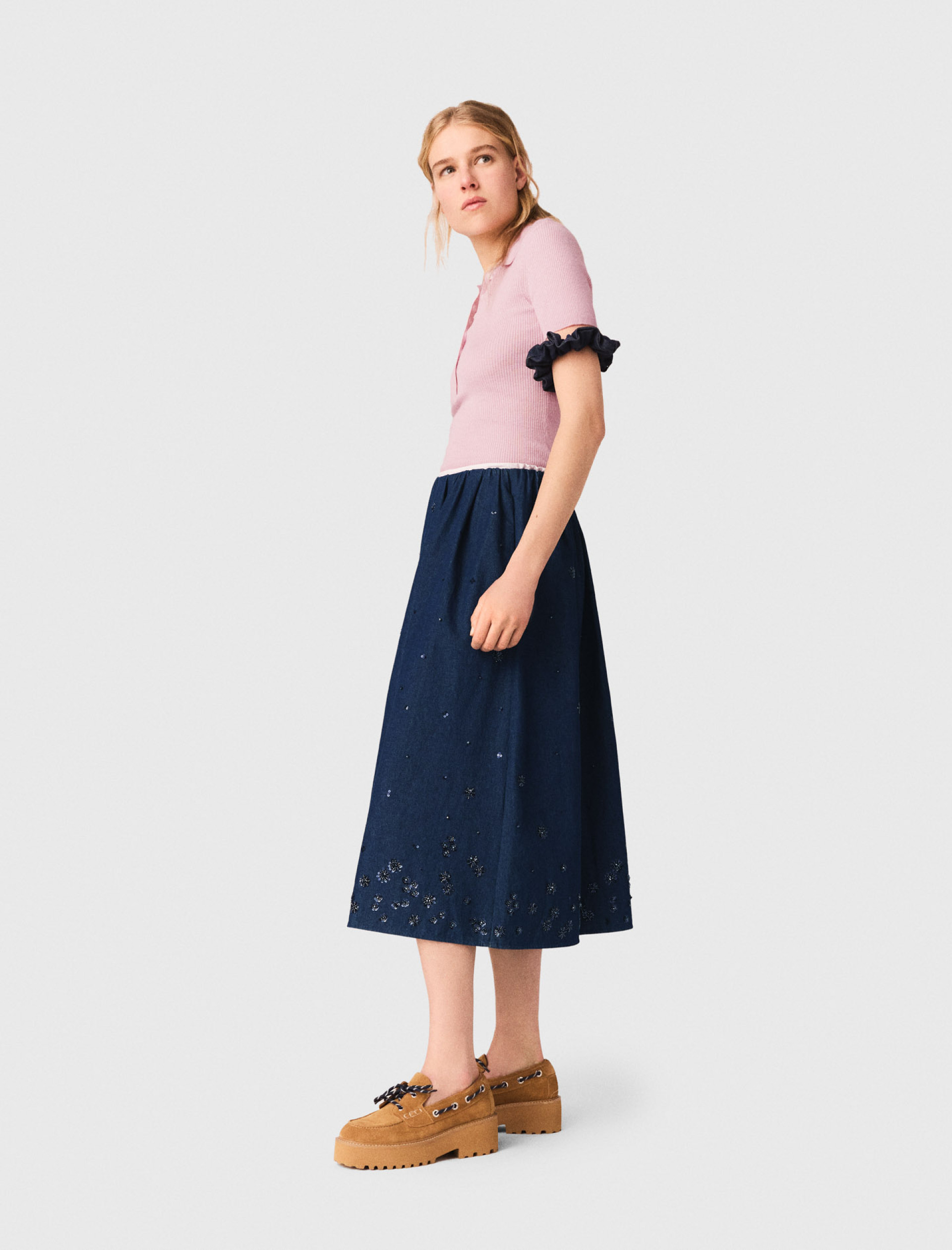 Жіноча джинсова спідниця міді з вишивкою