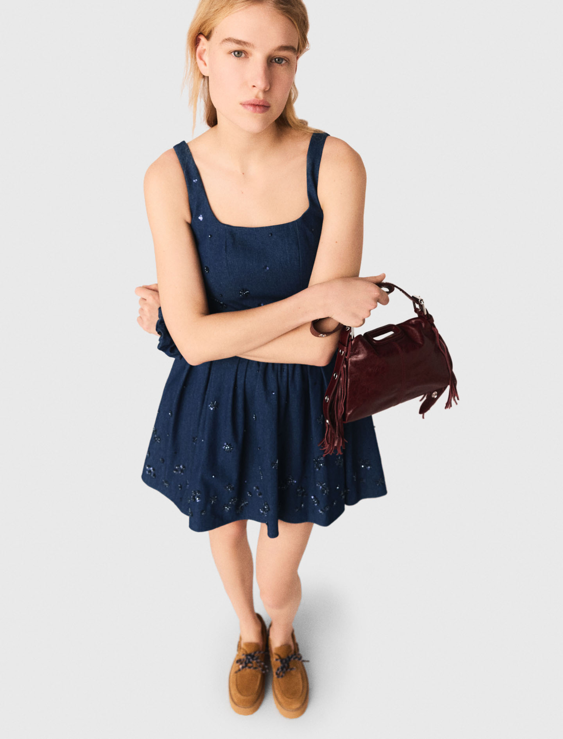 Жіноча розкльошена джинсова сукня з вишивкою