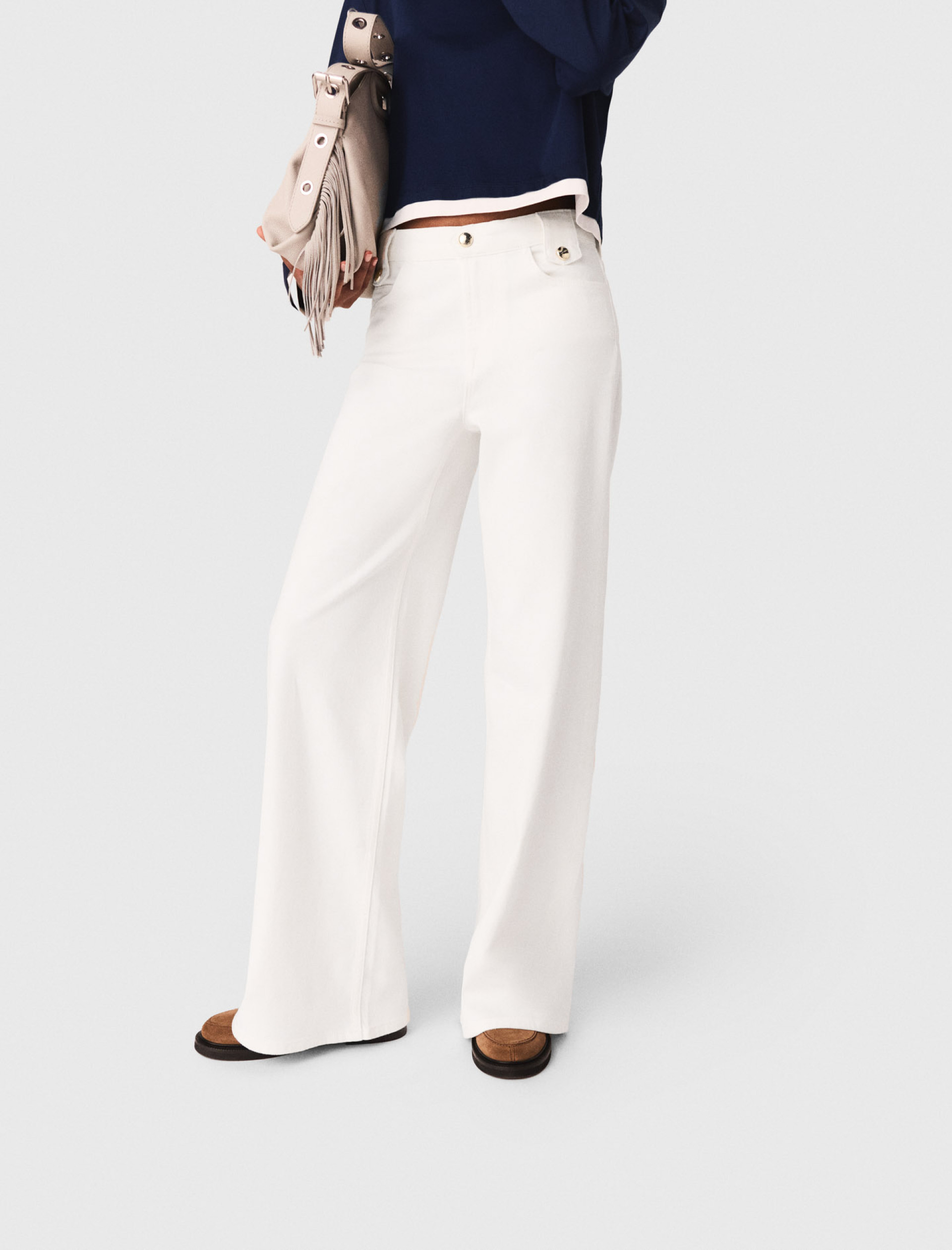 Женские белые расклешенные джинсы