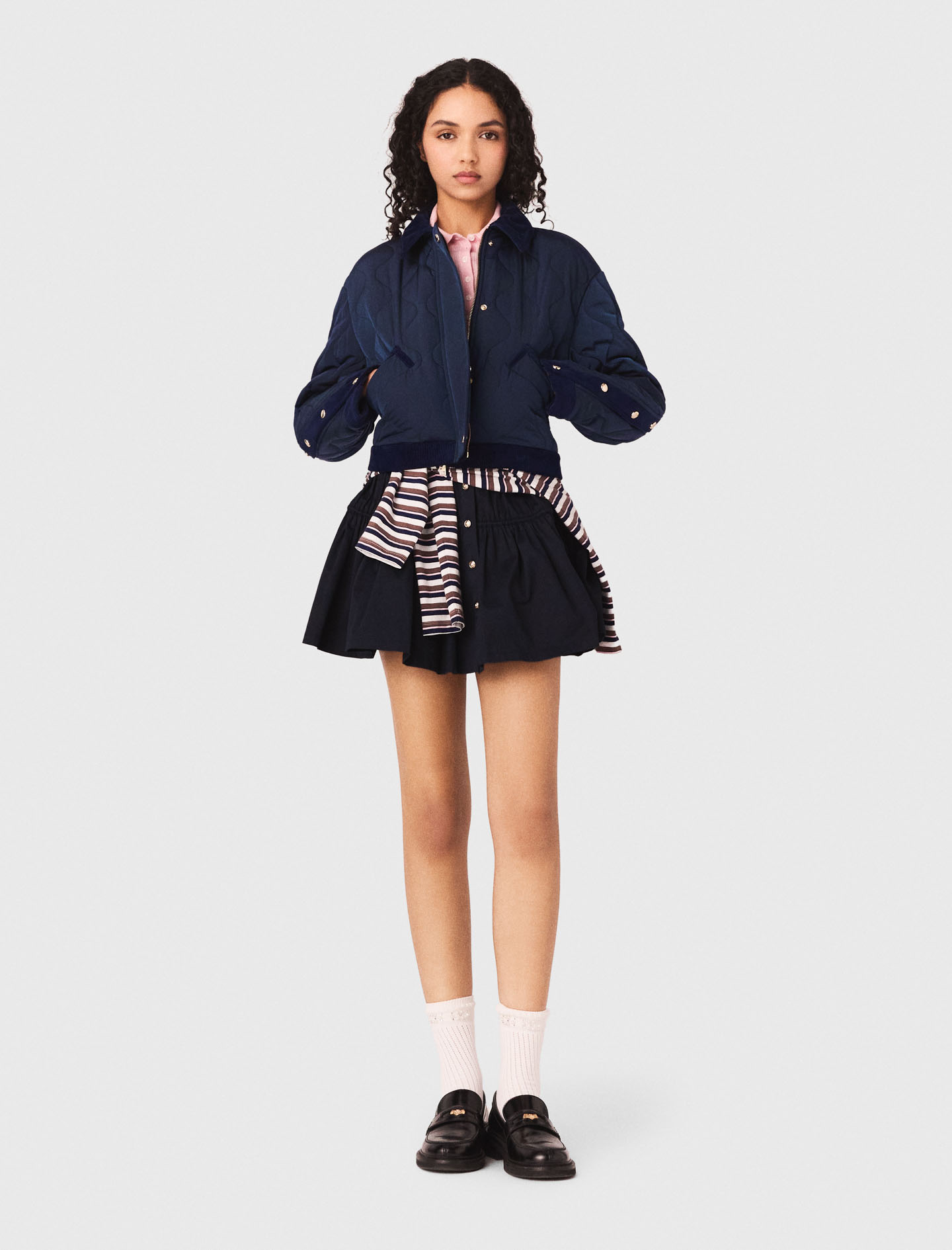 Жіноча стьобана куртка з оксамитовими деталями