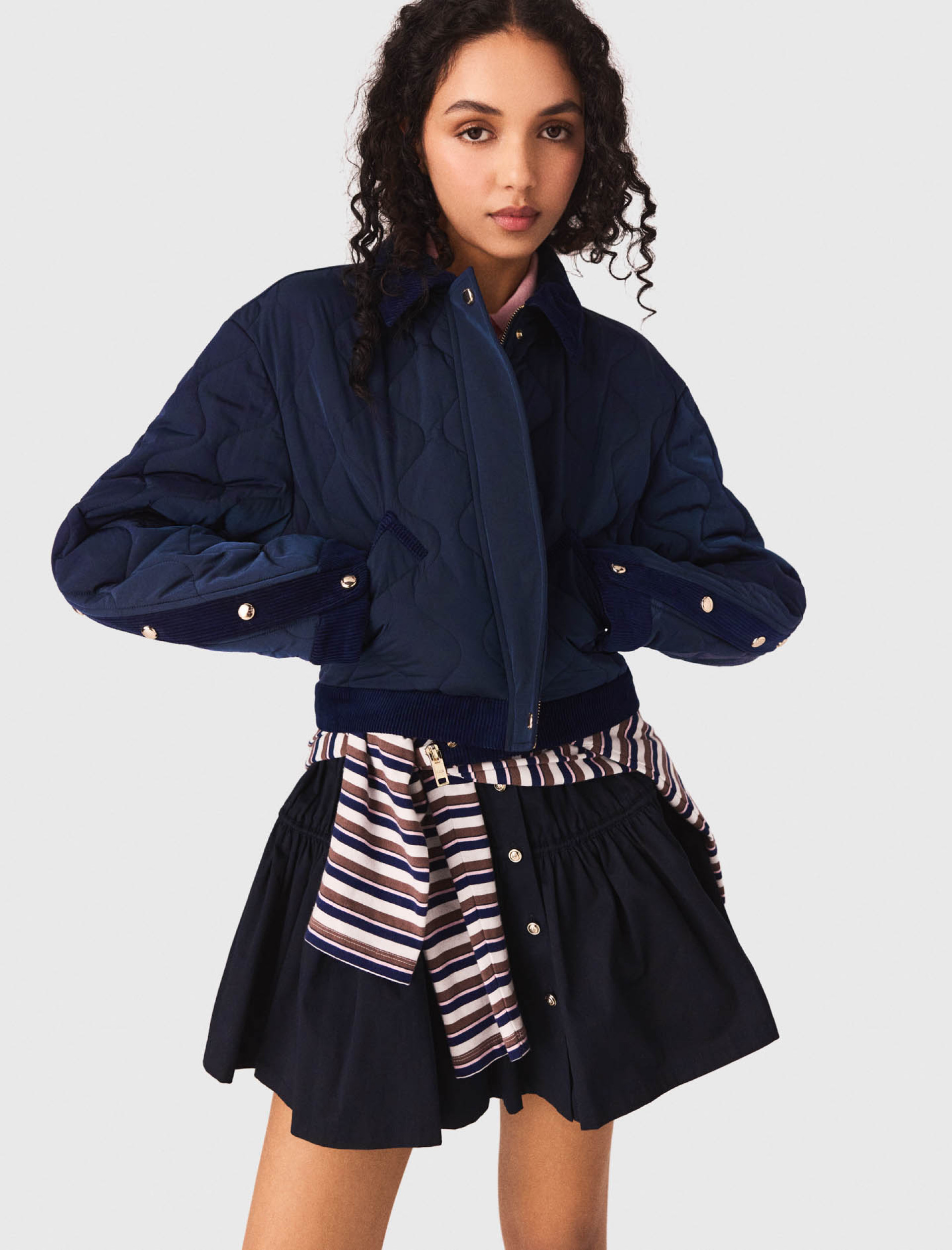 Жіноча стьобана куртка з оксамитовими деталями