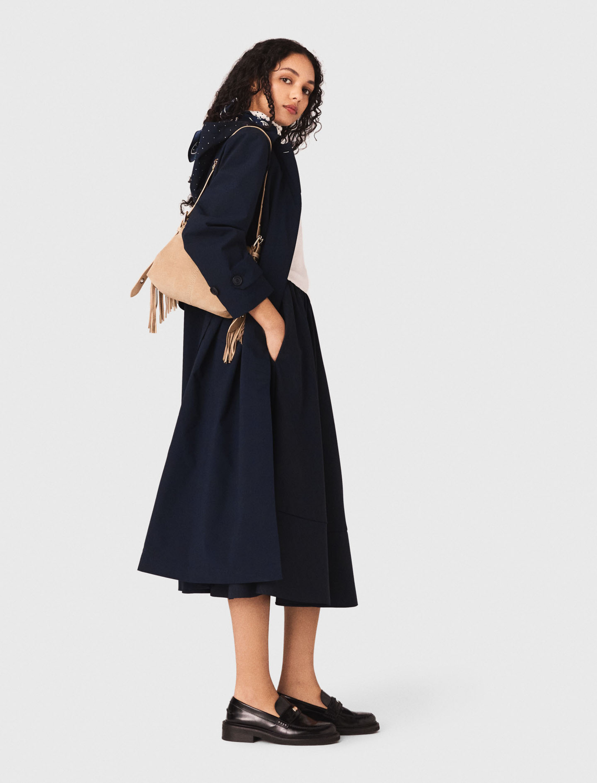 Жіночий тренч зі з'ємним капюшоном, прикрашеним стразами Жіночий тренч зі з'ємним капюшоном, прикрашеним стразами