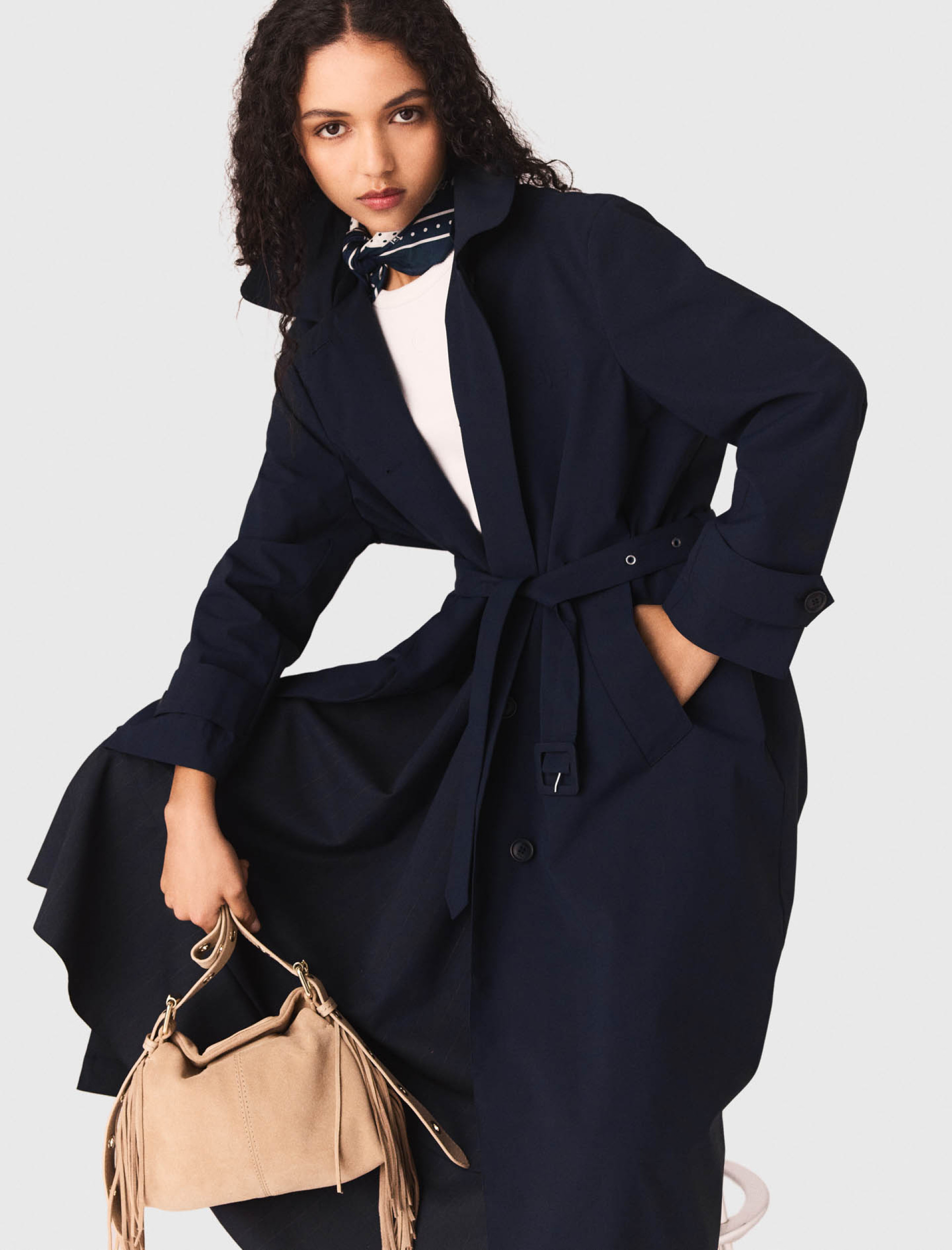 Жіночий тренч зі з'ємним капюшоном, прикрашеним стразами Жіночий тренч зі з'ємним капюшоном, прикрашеним стразами