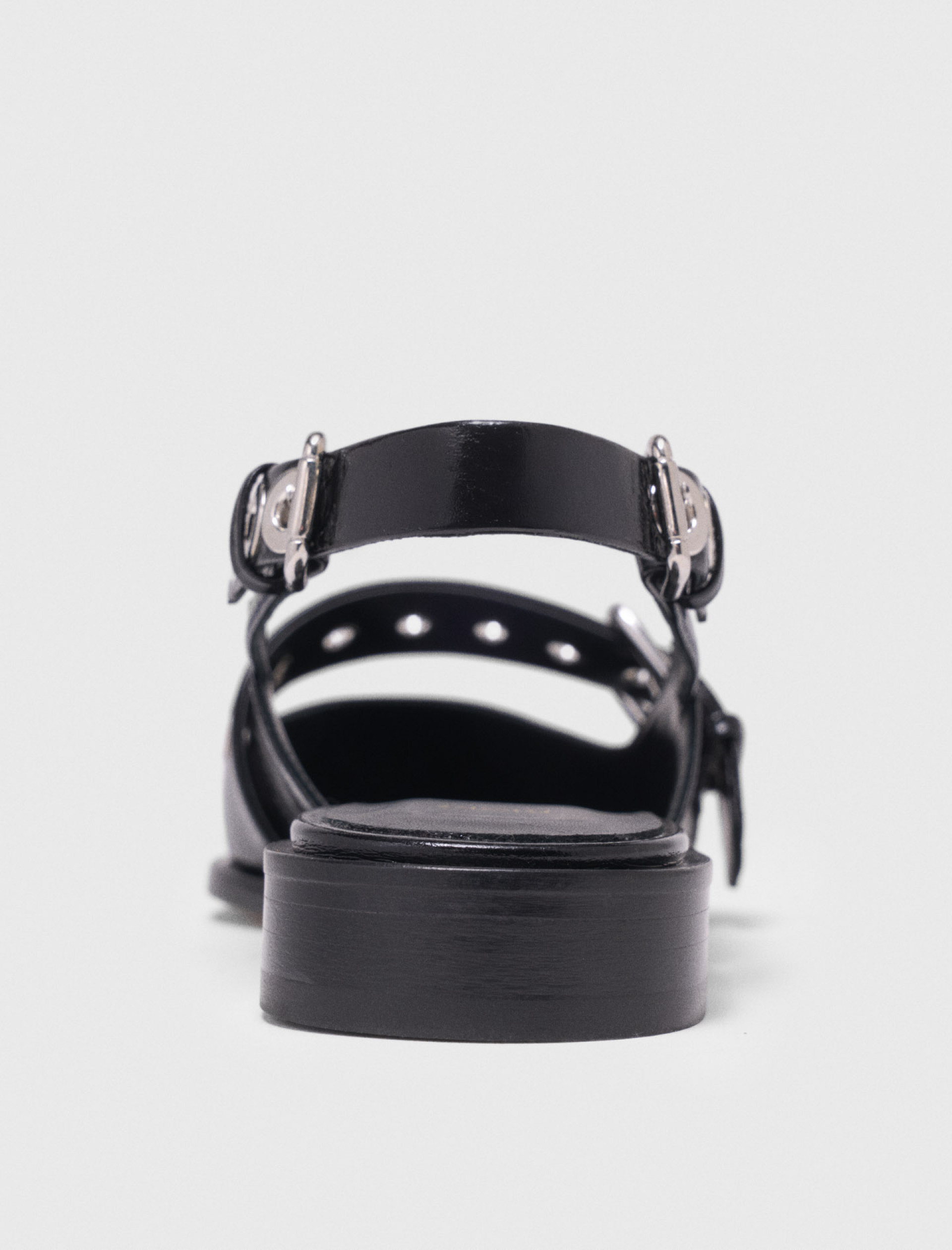 Жіночі туфлі на плоскій підошві з люверсами Жіночі туфлі на плоскій підошві з люверсами