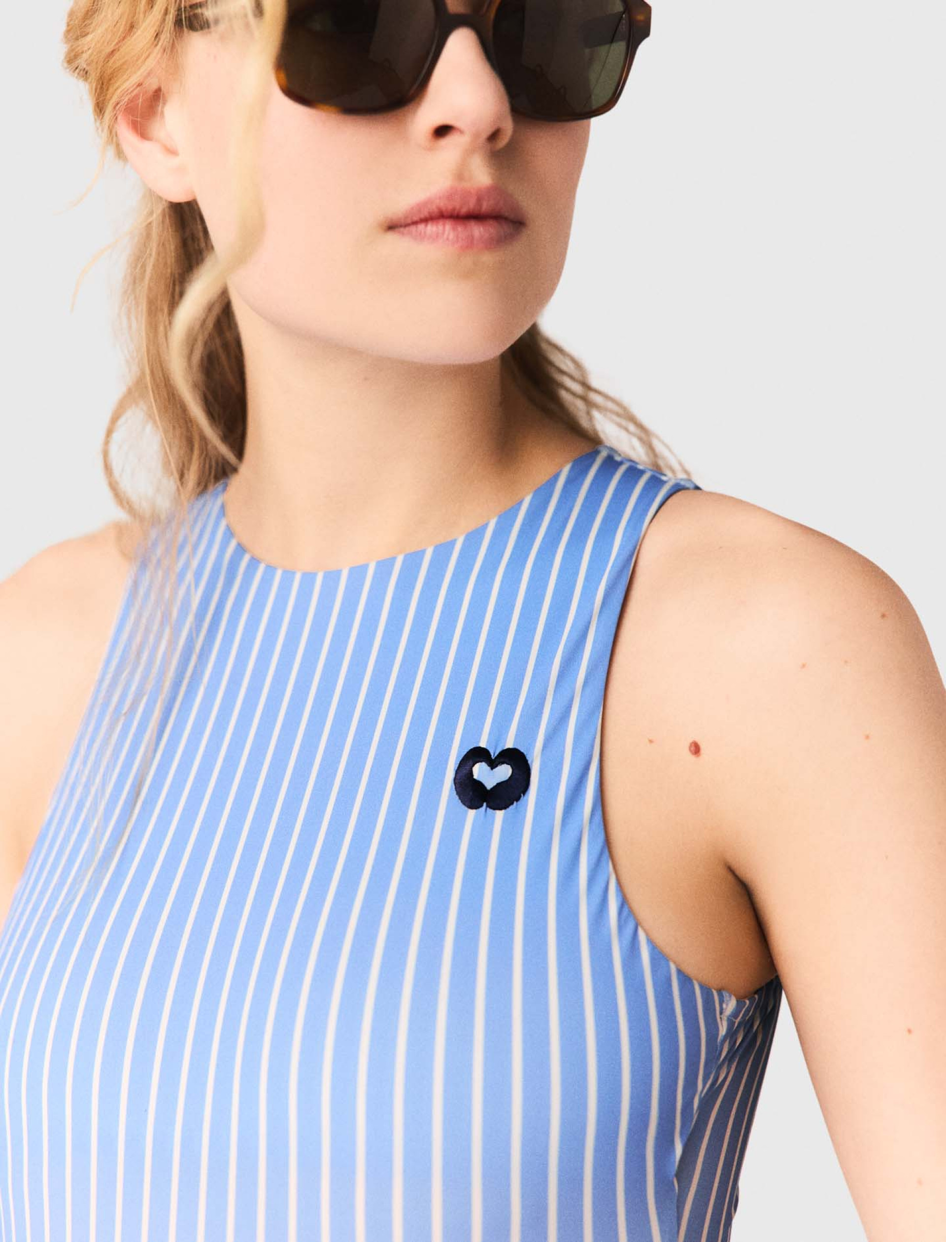 Жіночий блакитний смугастий боді