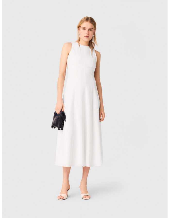 Женское длинное платье с открытой спиной