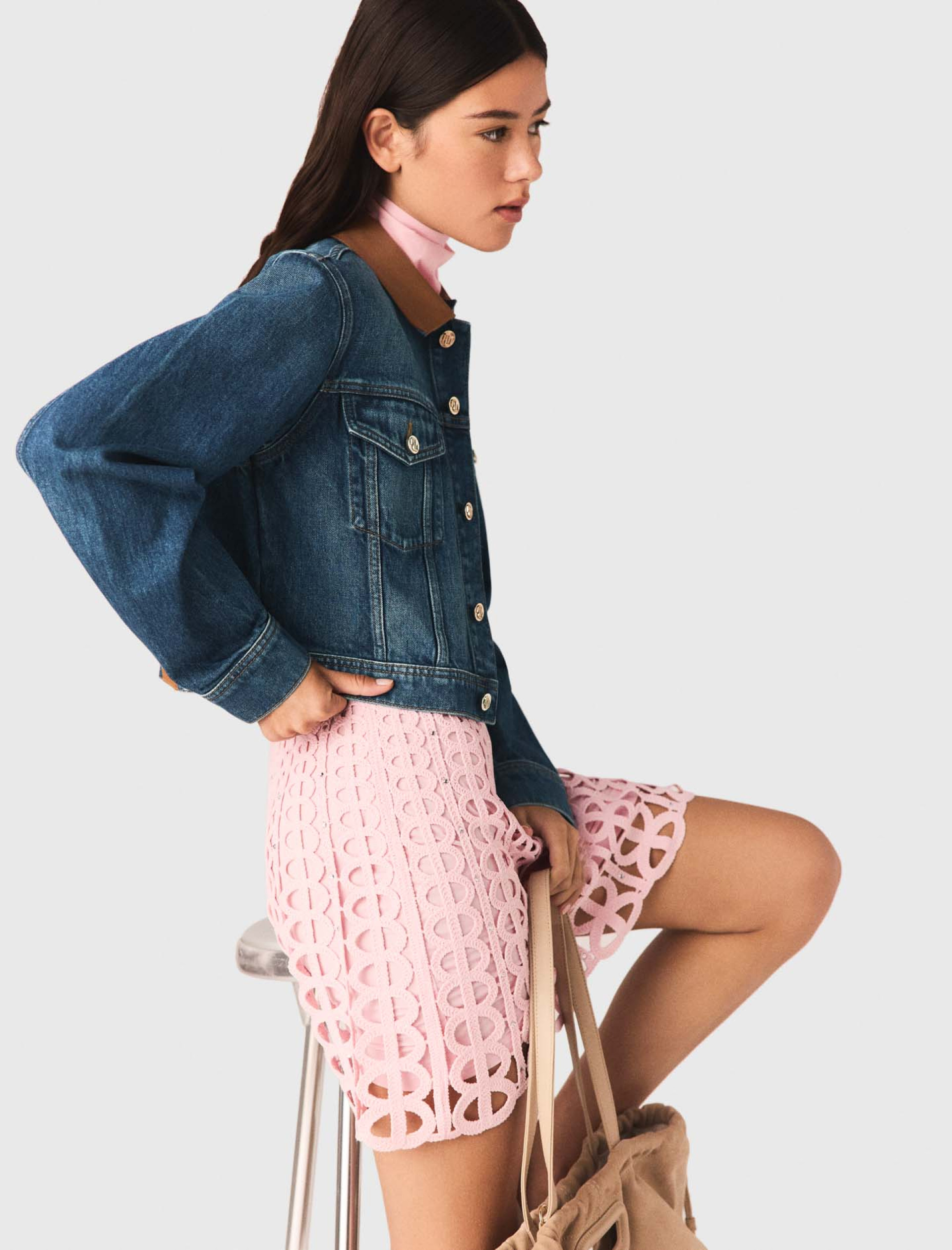 Жіноча джинсова куртка зі шкіряним коміром