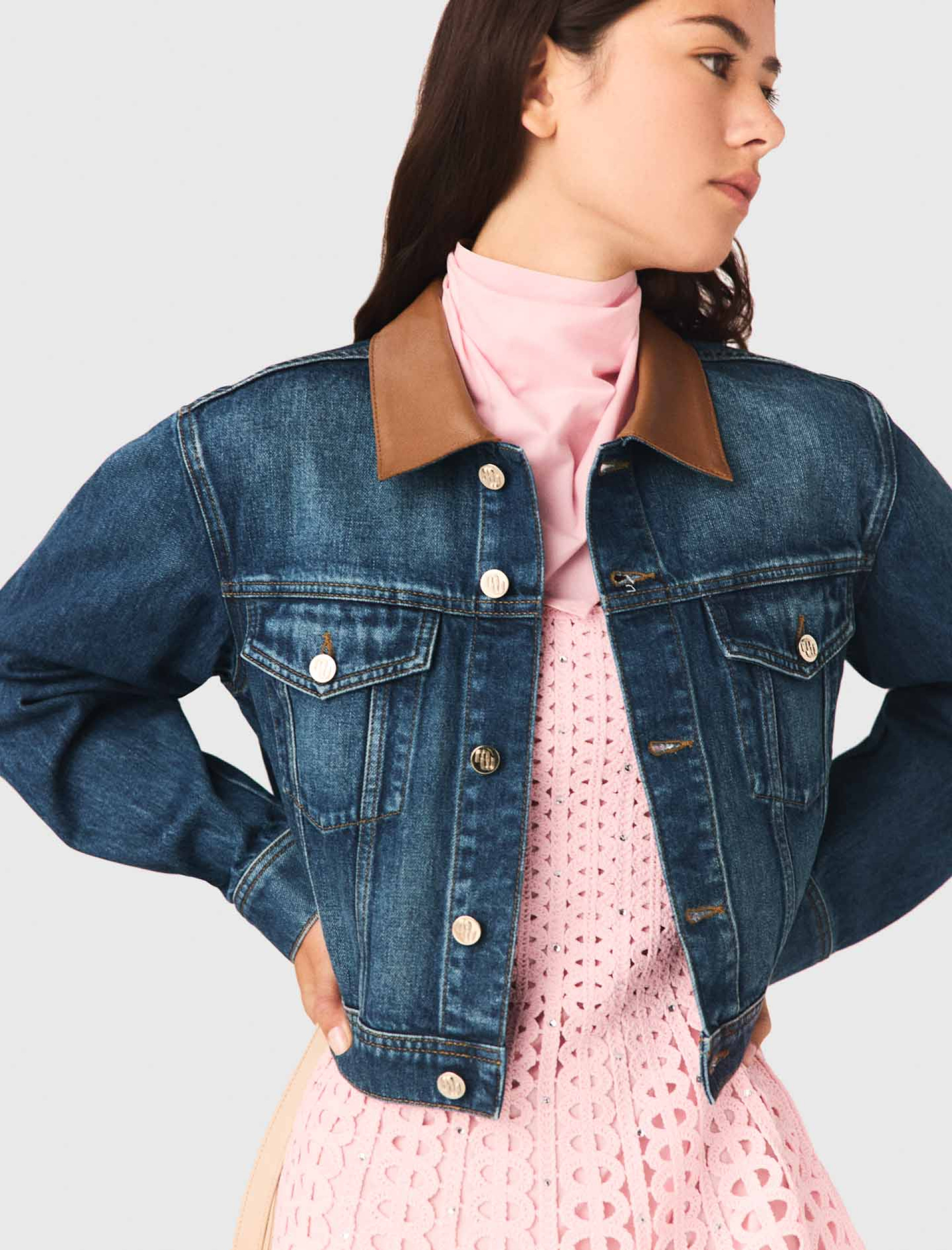 Жіноча джинсова куртка зі шкіряним коміром