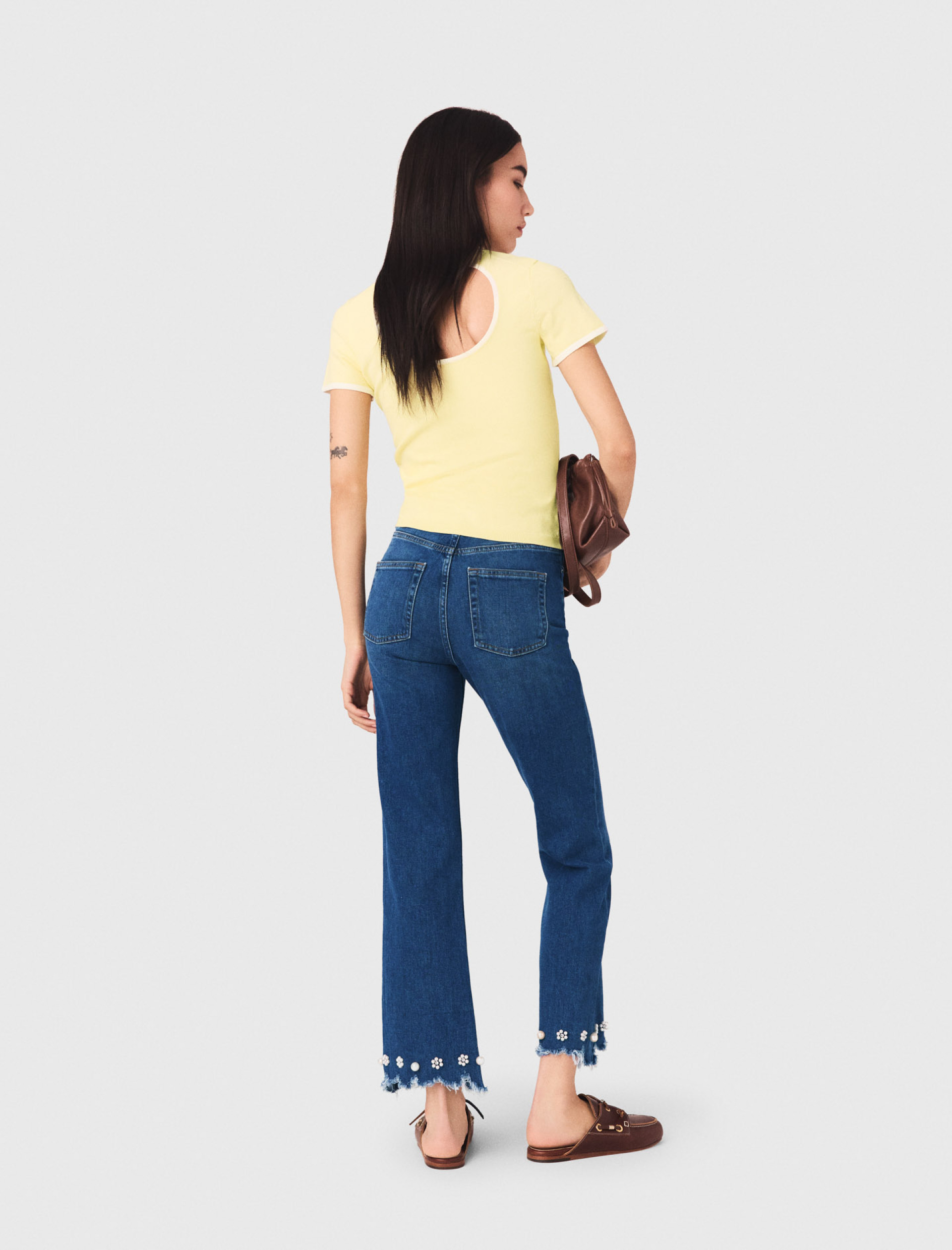 Женские джинсы-клеш с цветочной вышивкой