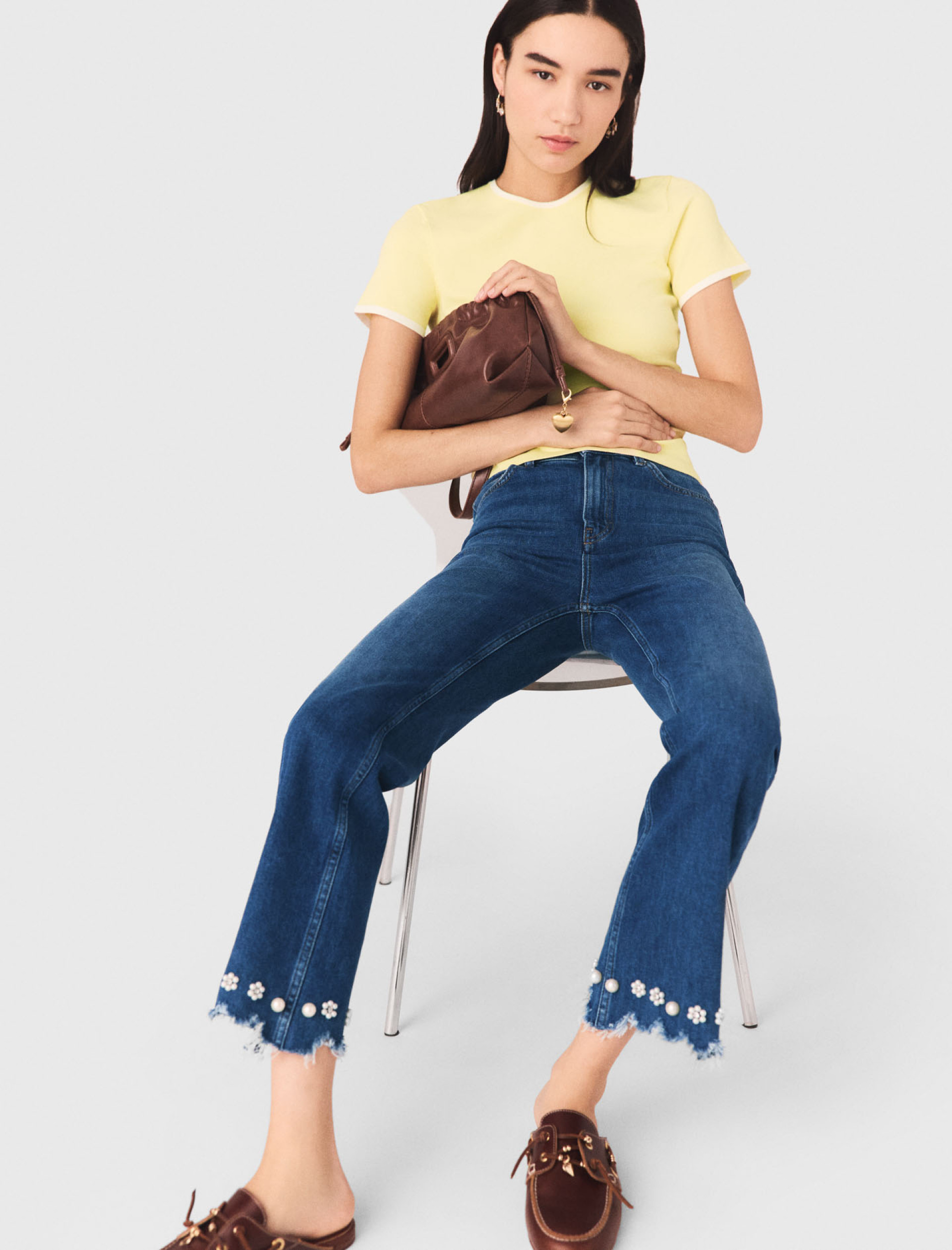 Женские джинсы-клеш с цветочной вышивкой