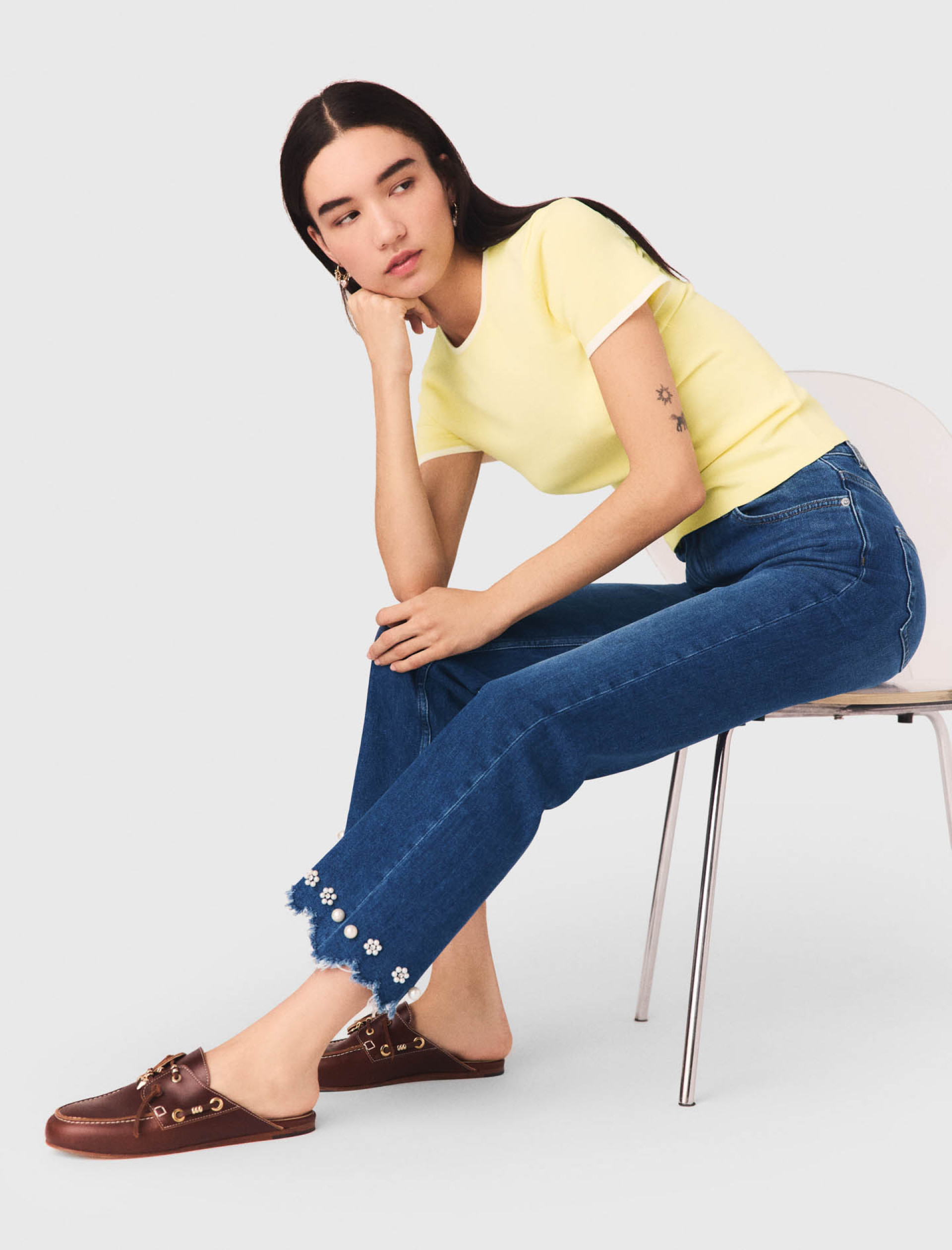 Женские джинсы-клеш с цветочной вышивкой