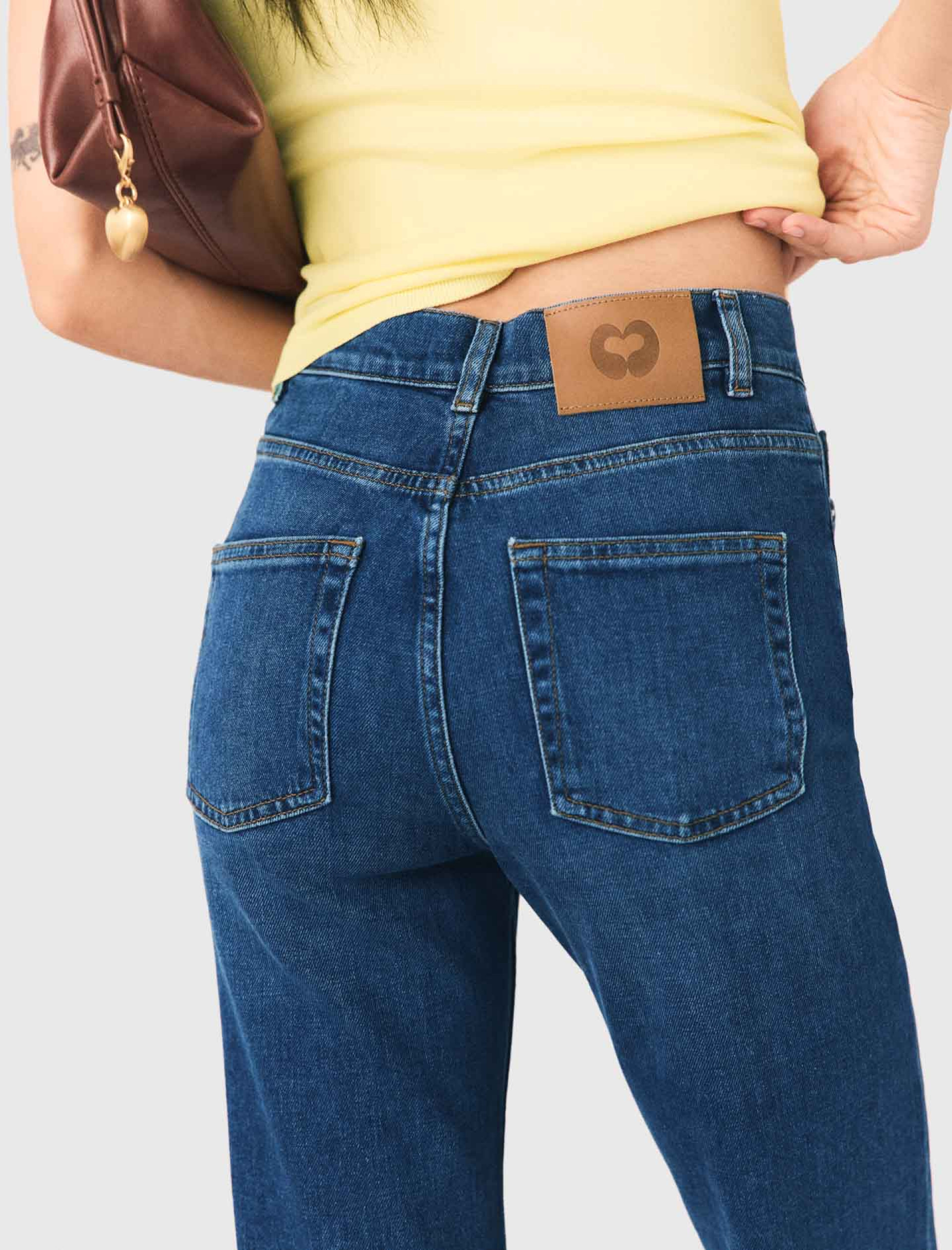 Женские джинсы-клеш с цветочной вышивкой