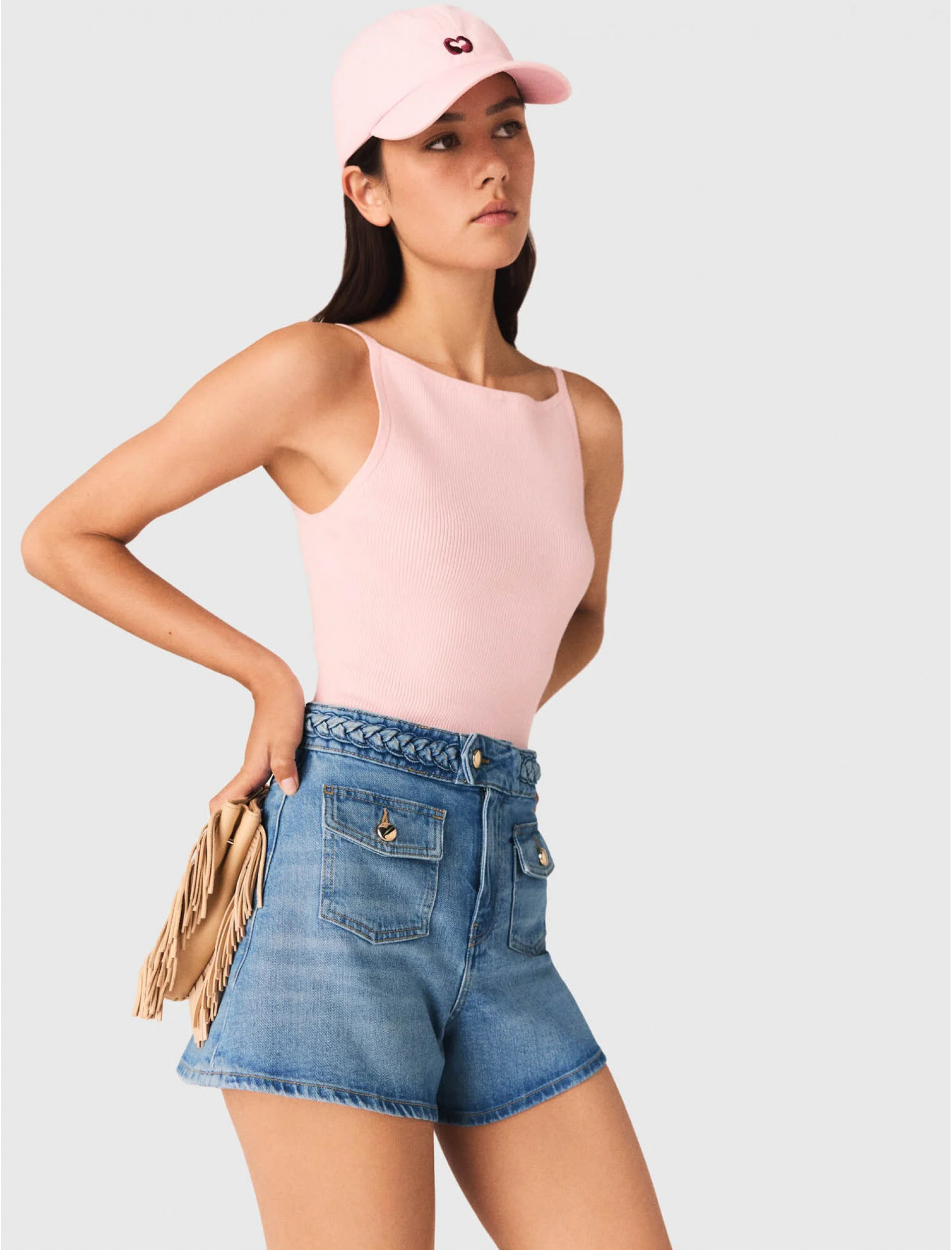 Женские джинсовые шорты с плетеным поясом Женские джинсовые шорты с плетеным поясом