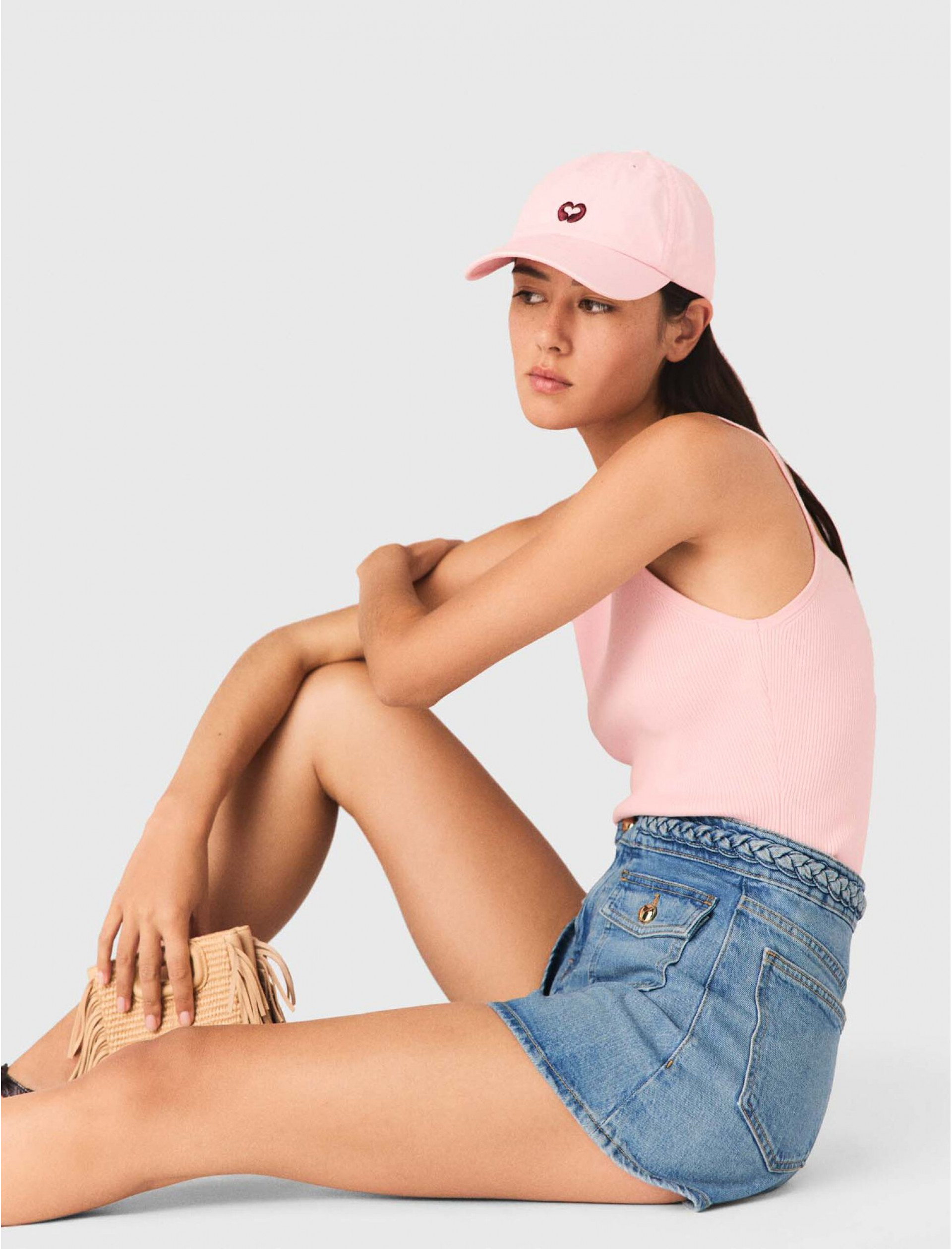 Женские джинсовые шорты с плетеным поясом Женские джинсовые шорты с плетеным поясом