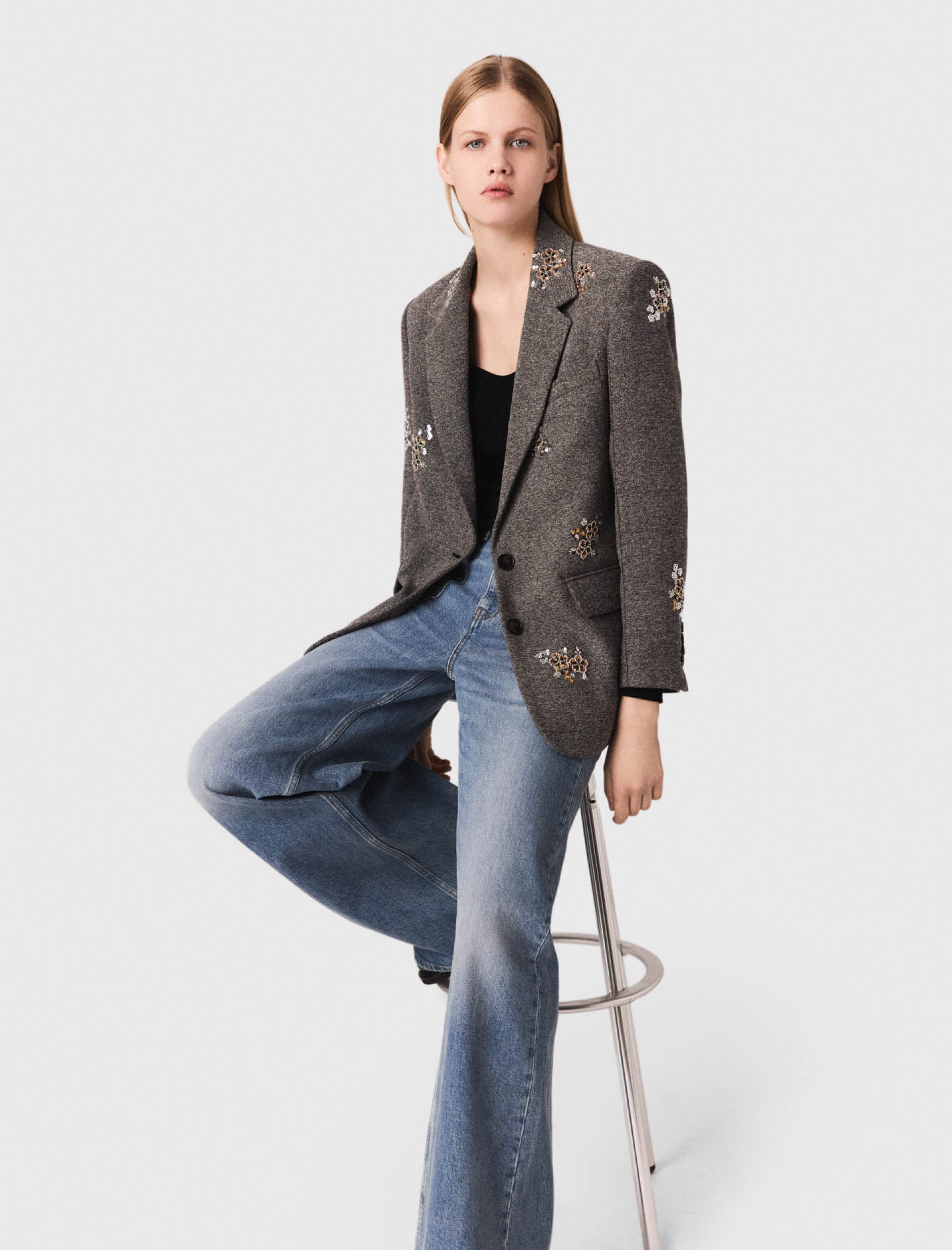 Жіночий сірий жакет з квітковим візерунком Жіночий сірий жакет з квітковим візерунком