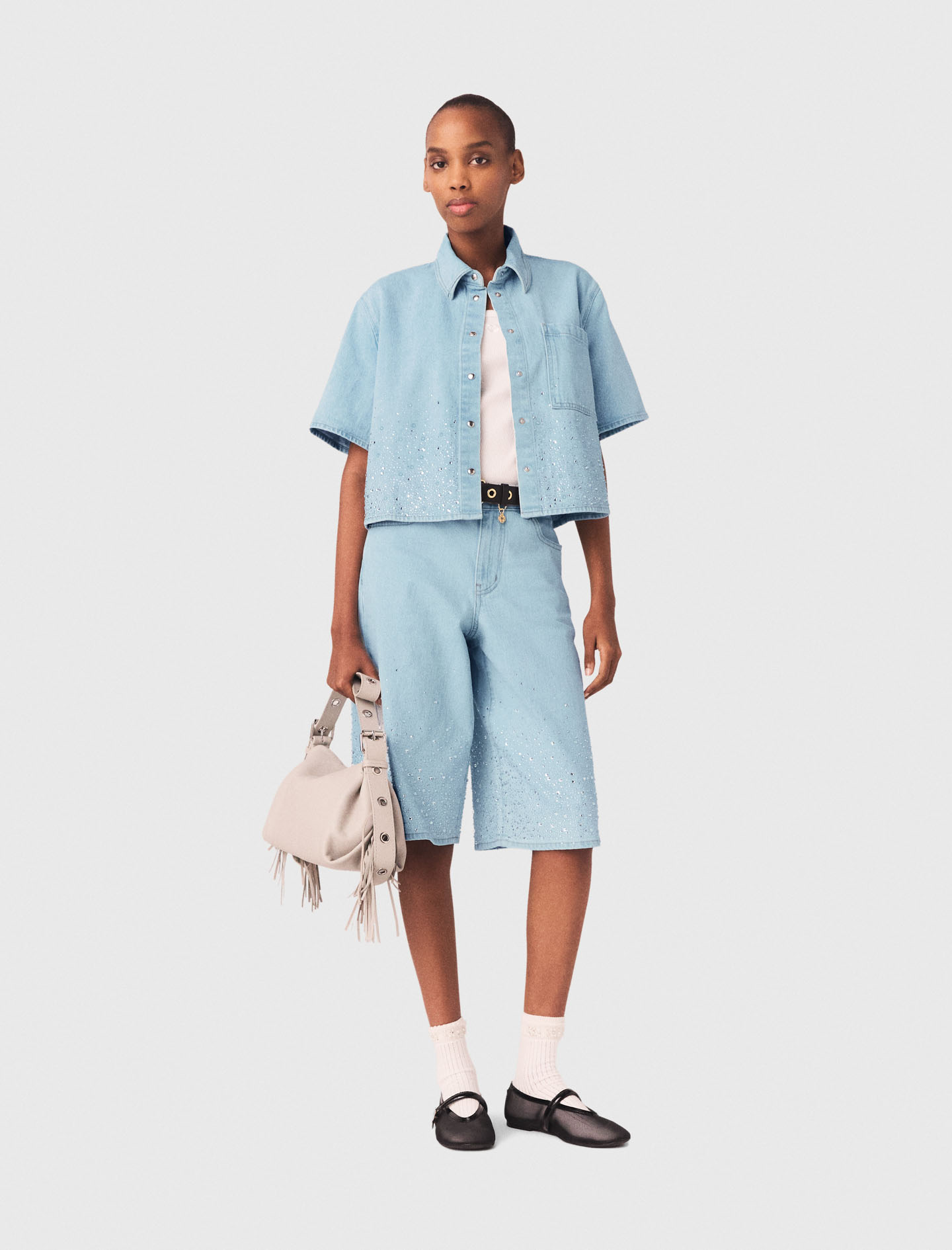 Женская короткая джинсовая рубашка со стразами