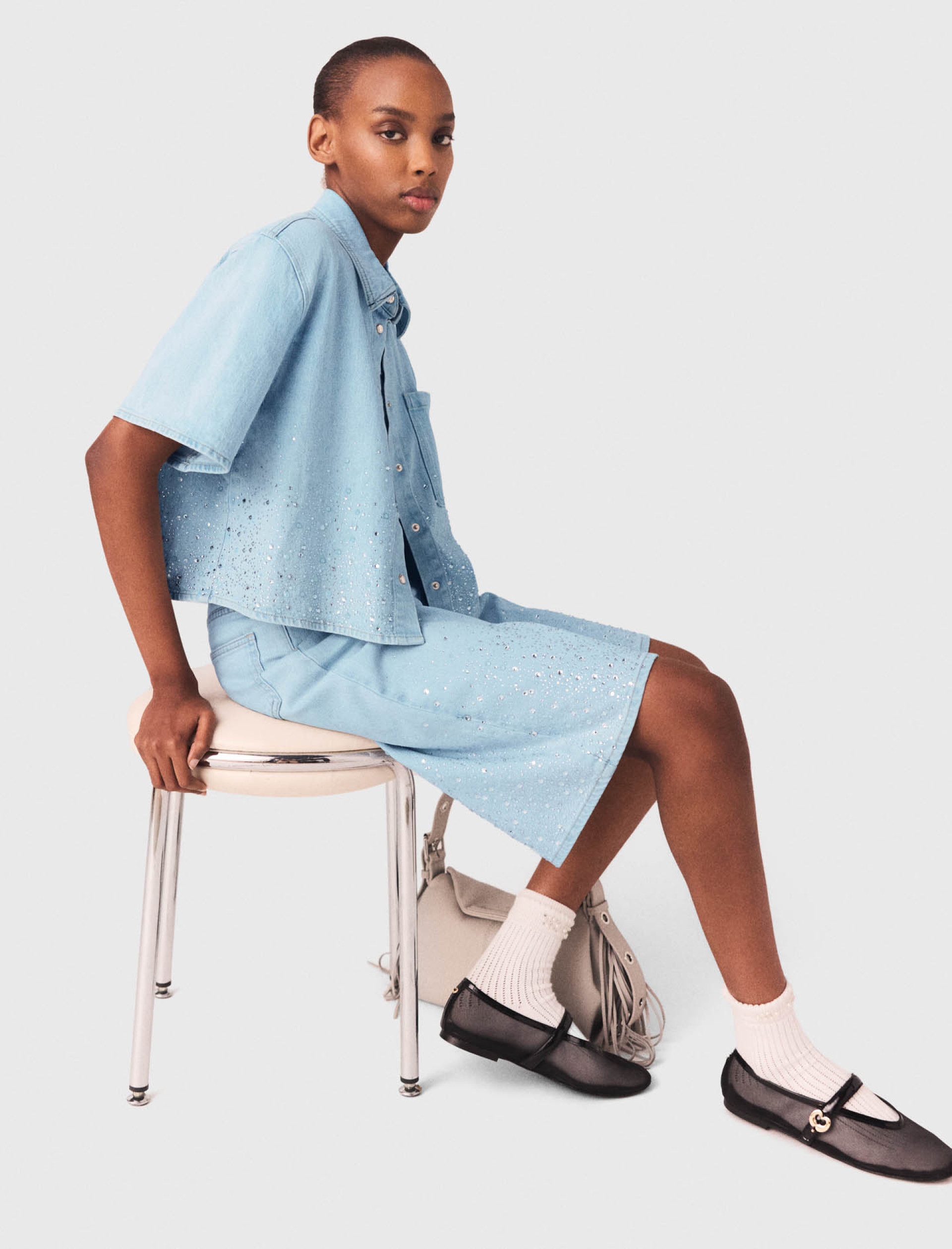 Женская короткая джинсовая рубашка со стразами