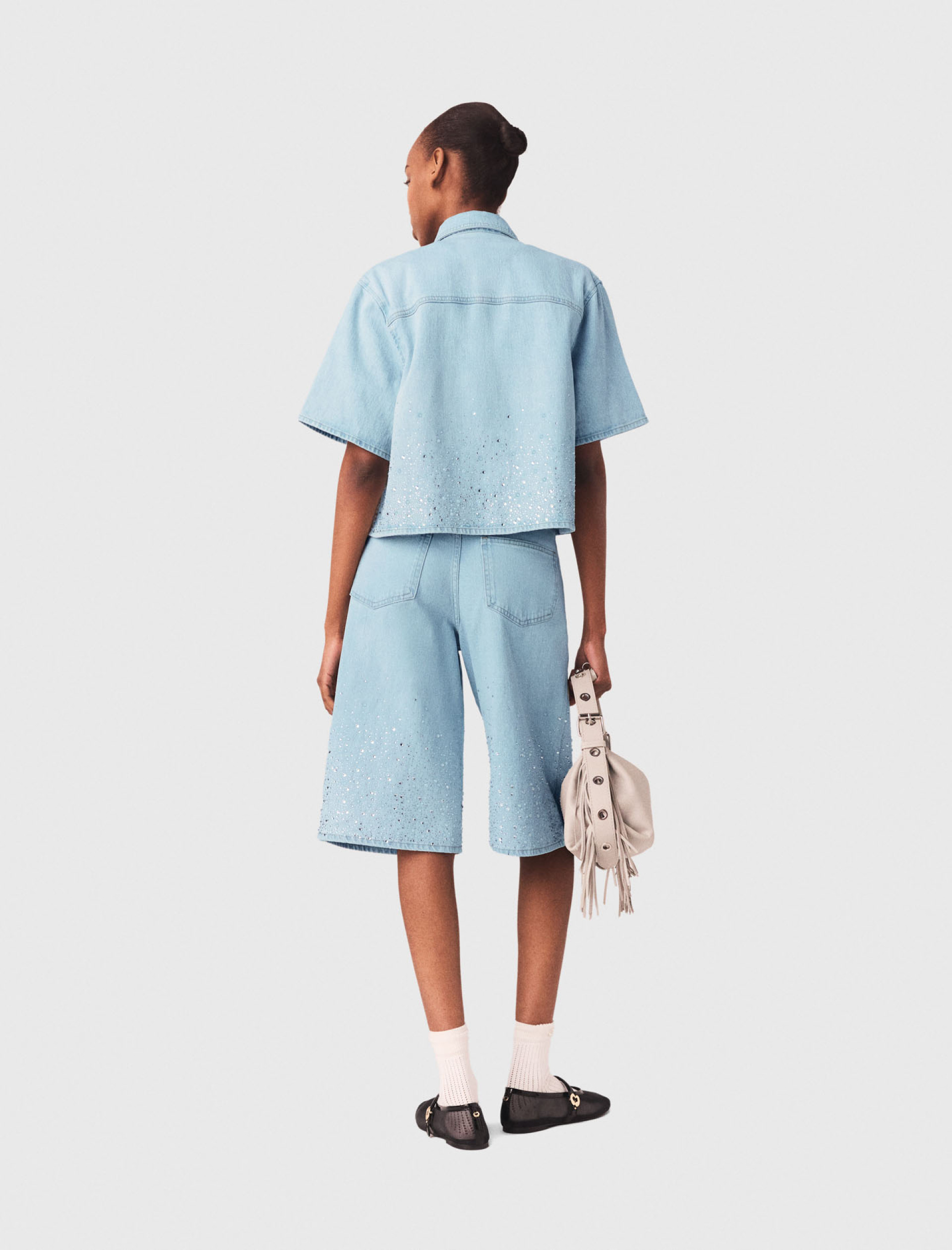 Женская короткая джинсовая рубашка со стразами