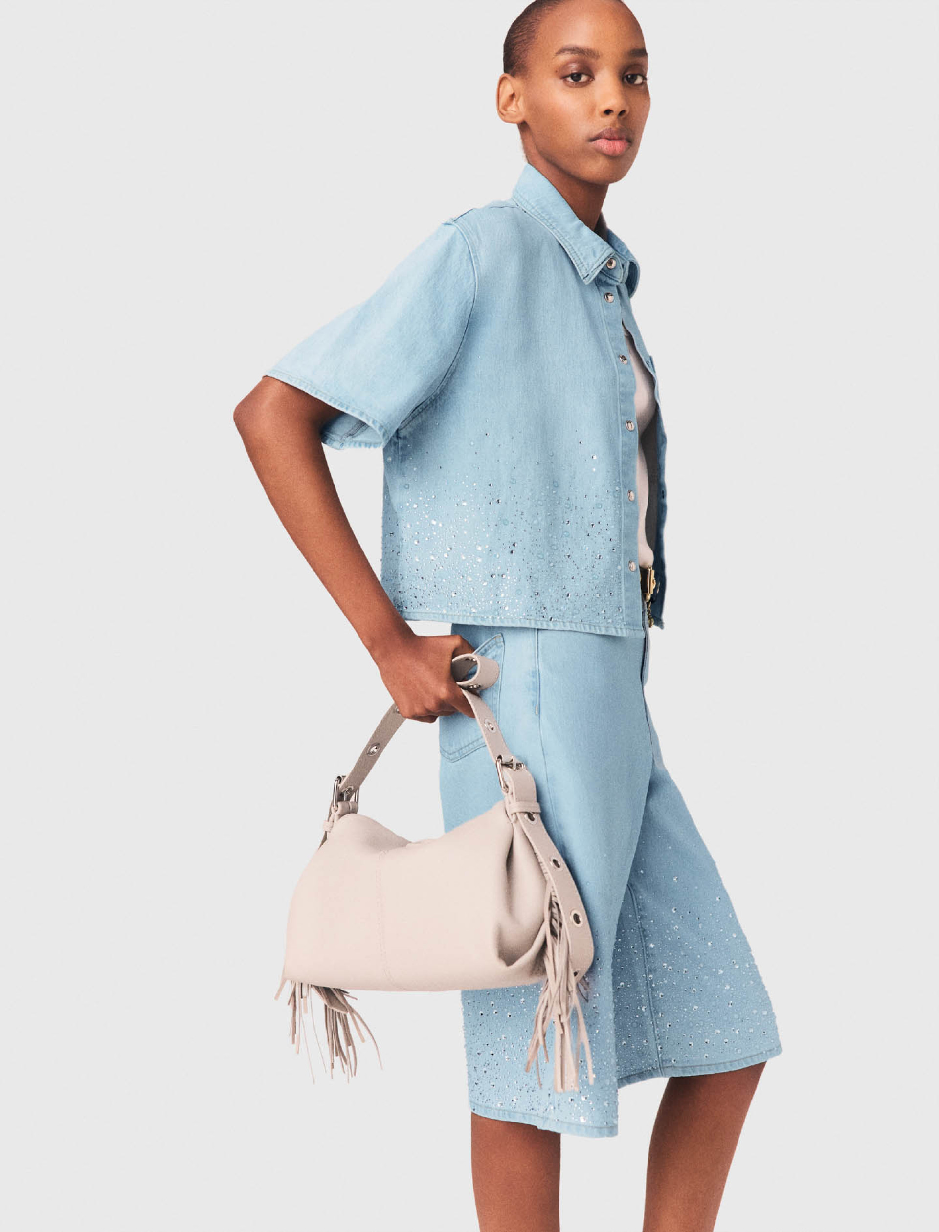 Женская короткая джинсовая рубашка со стразами