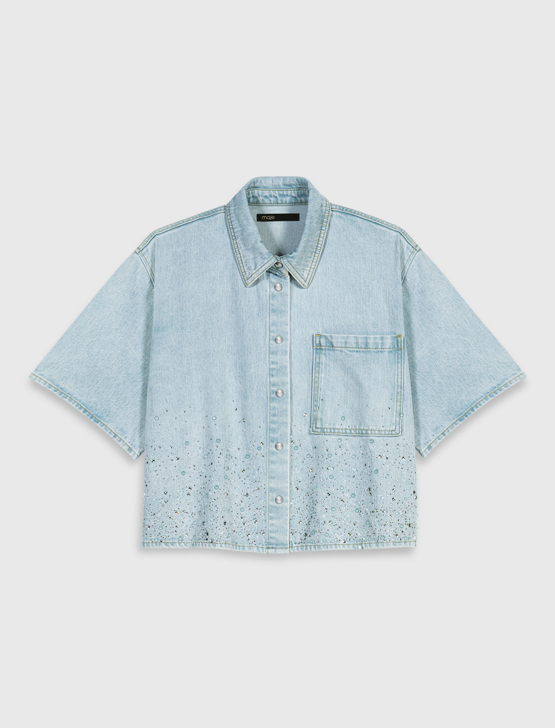 Женская короткая джинсовая рубашка со стразами