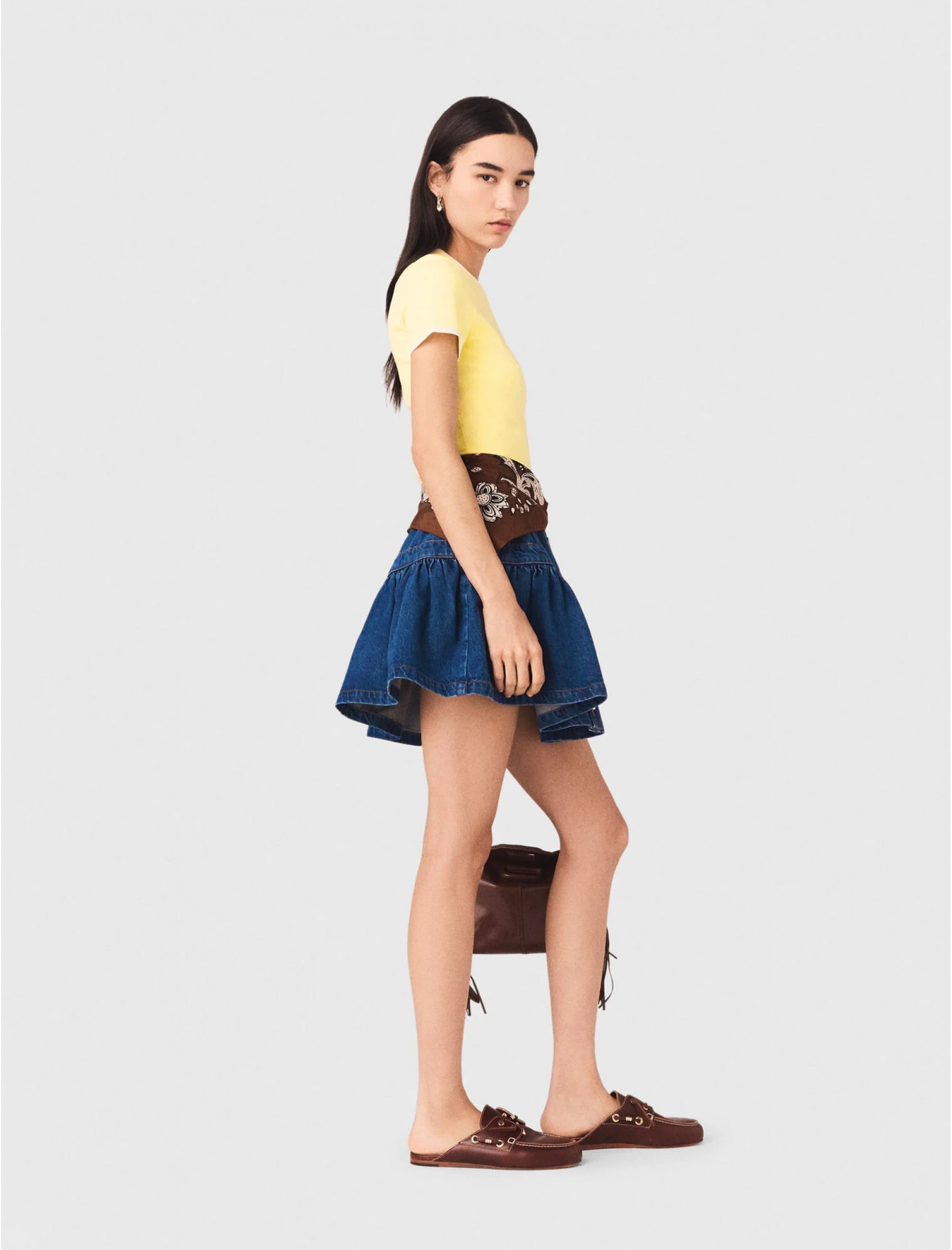 Женский желтый топ с вырезом на спине Женский желтый топ с вырезом на спине