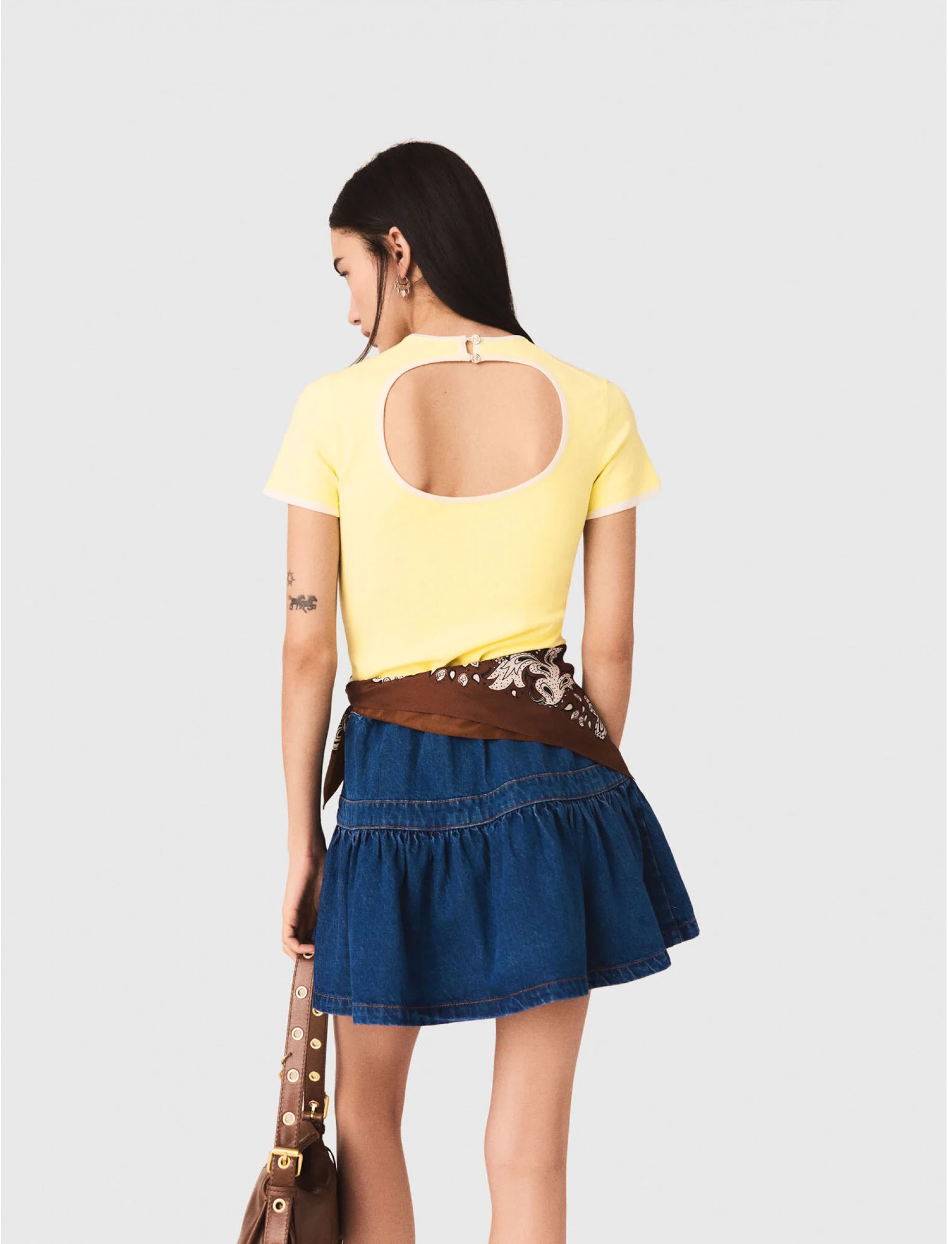 Женский желтый топ с вырезом на спине Женский желтый топ с вырезом на спине