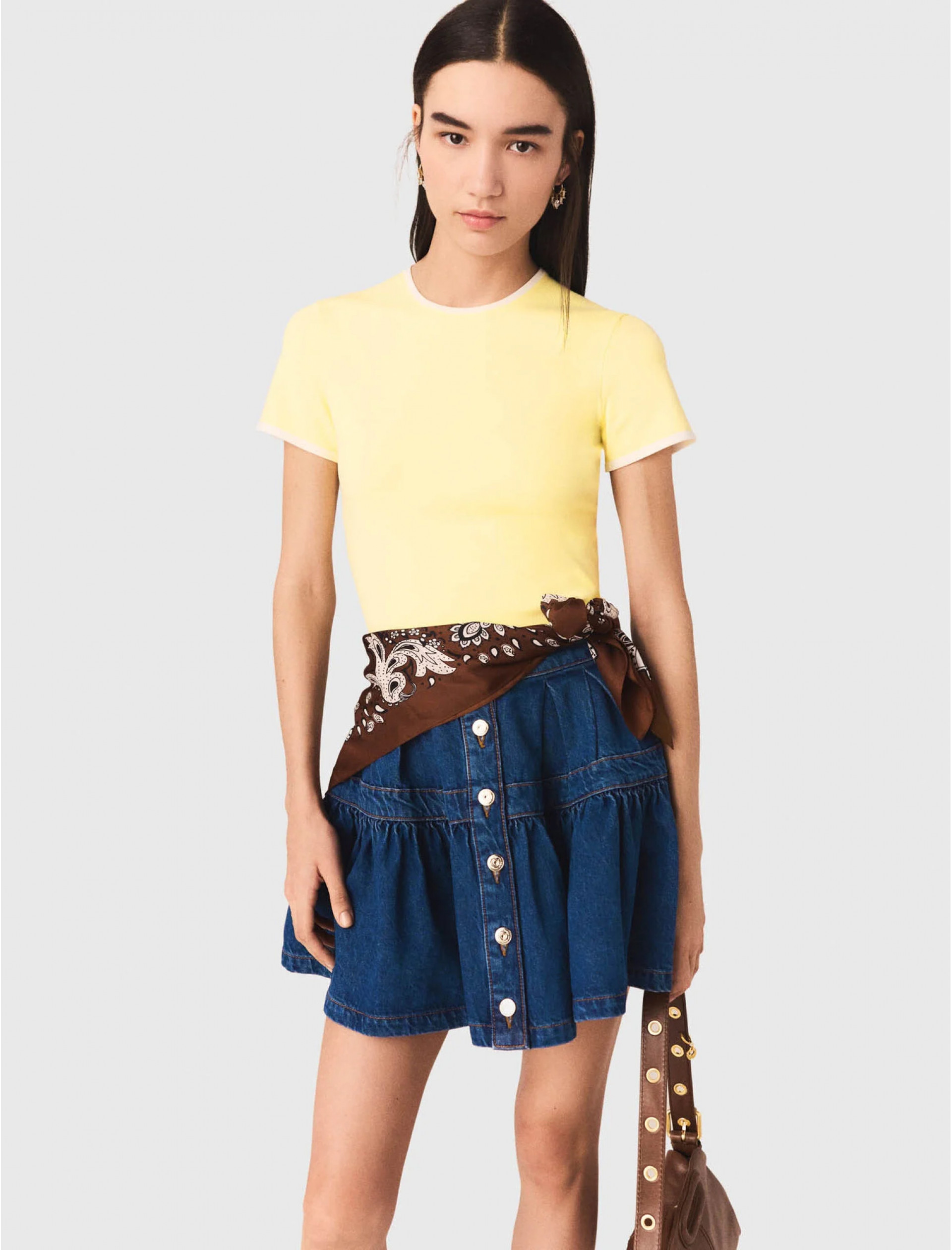 Женский желтый топ с вырезом на спине Женский желтый топ с вырезом на спине