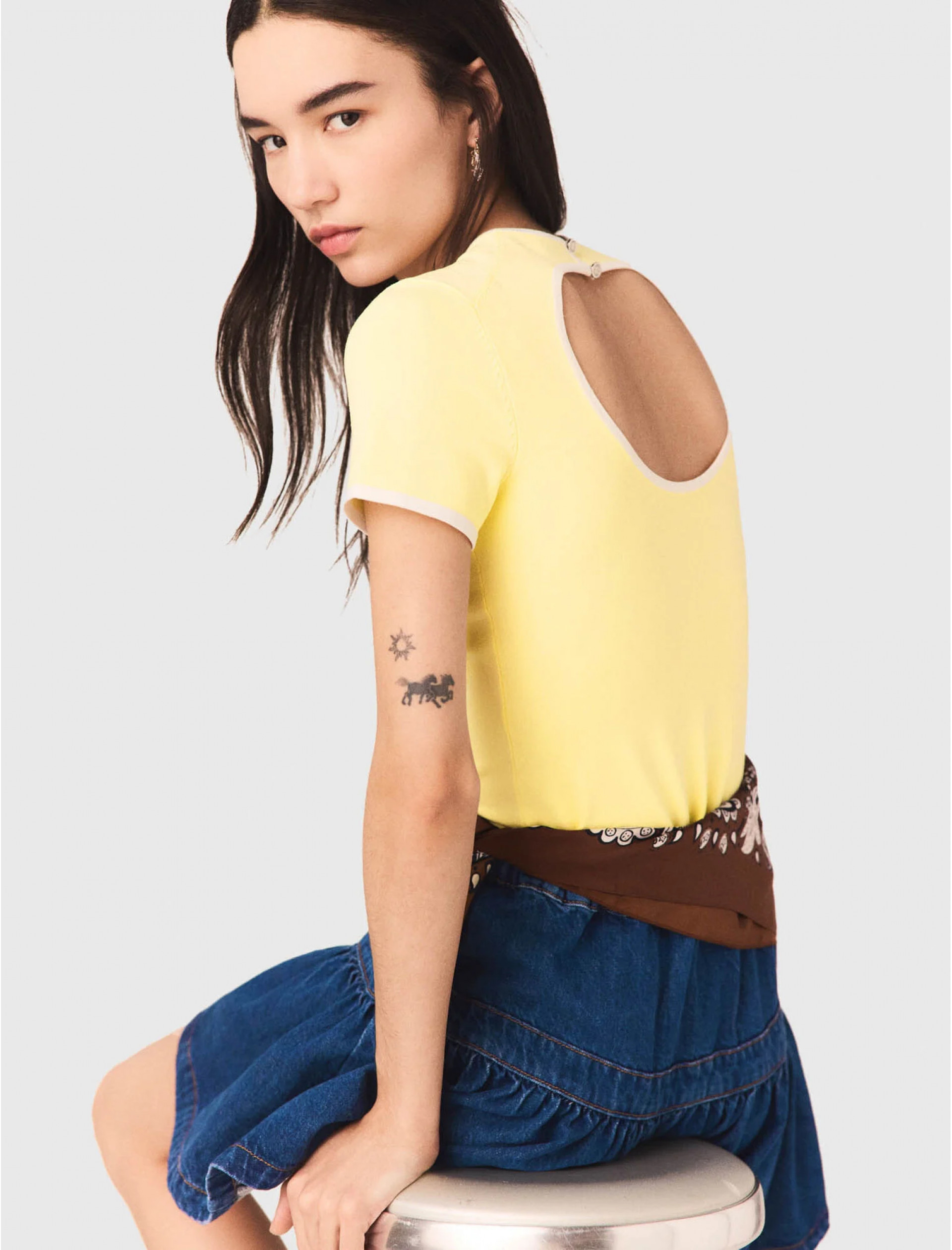 Женский желтый топ с вырезом на спине Женский желтый топ с вырезом на спине