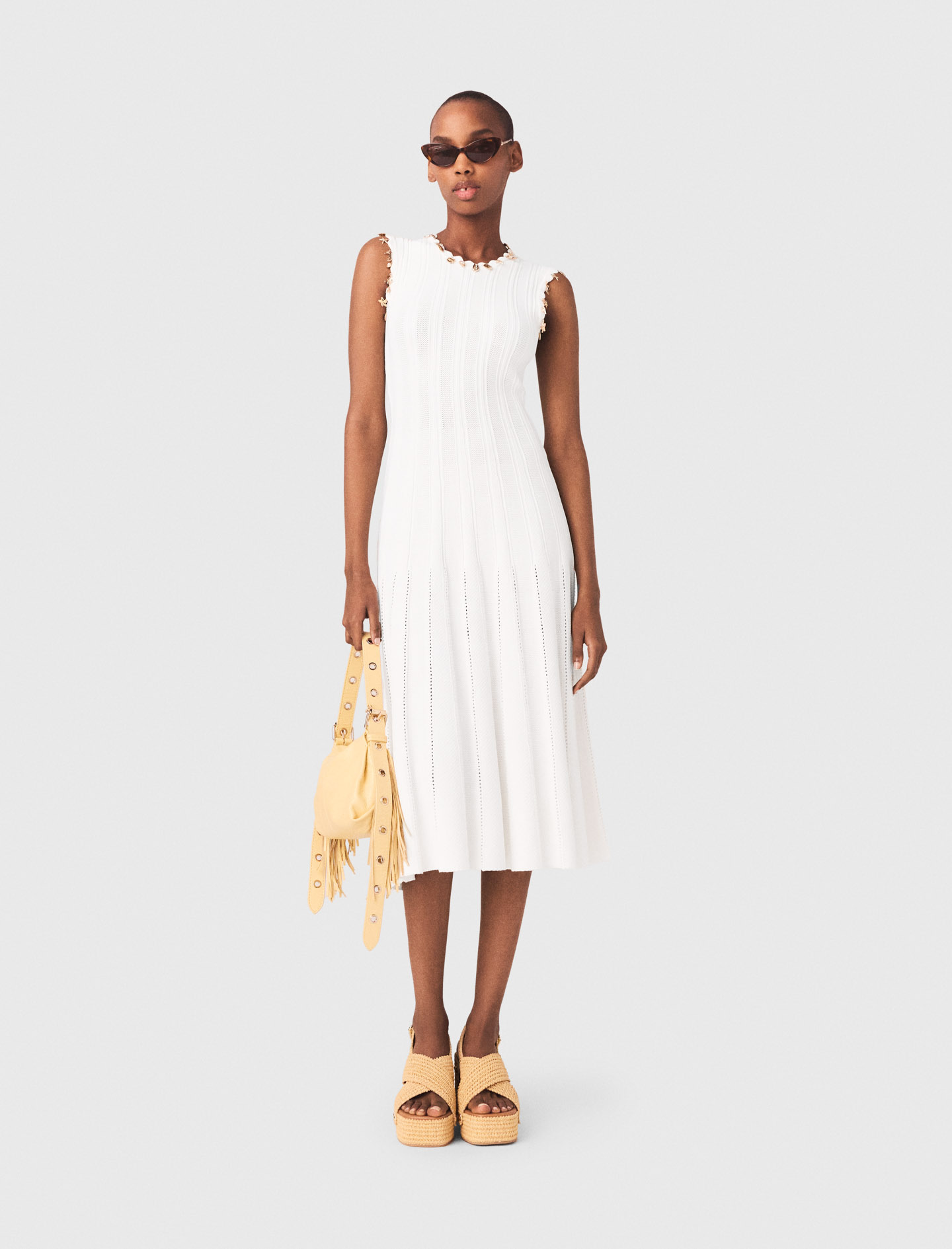 Жіноча в'язана сукня з золотистими підвісками