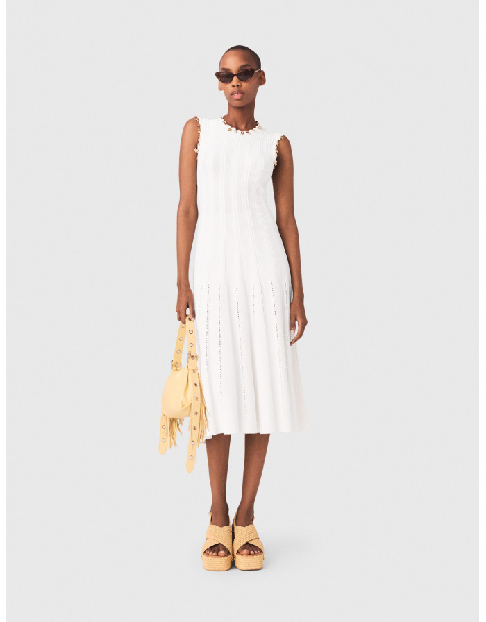 Женское вязаное платье с золотистыми подвесками