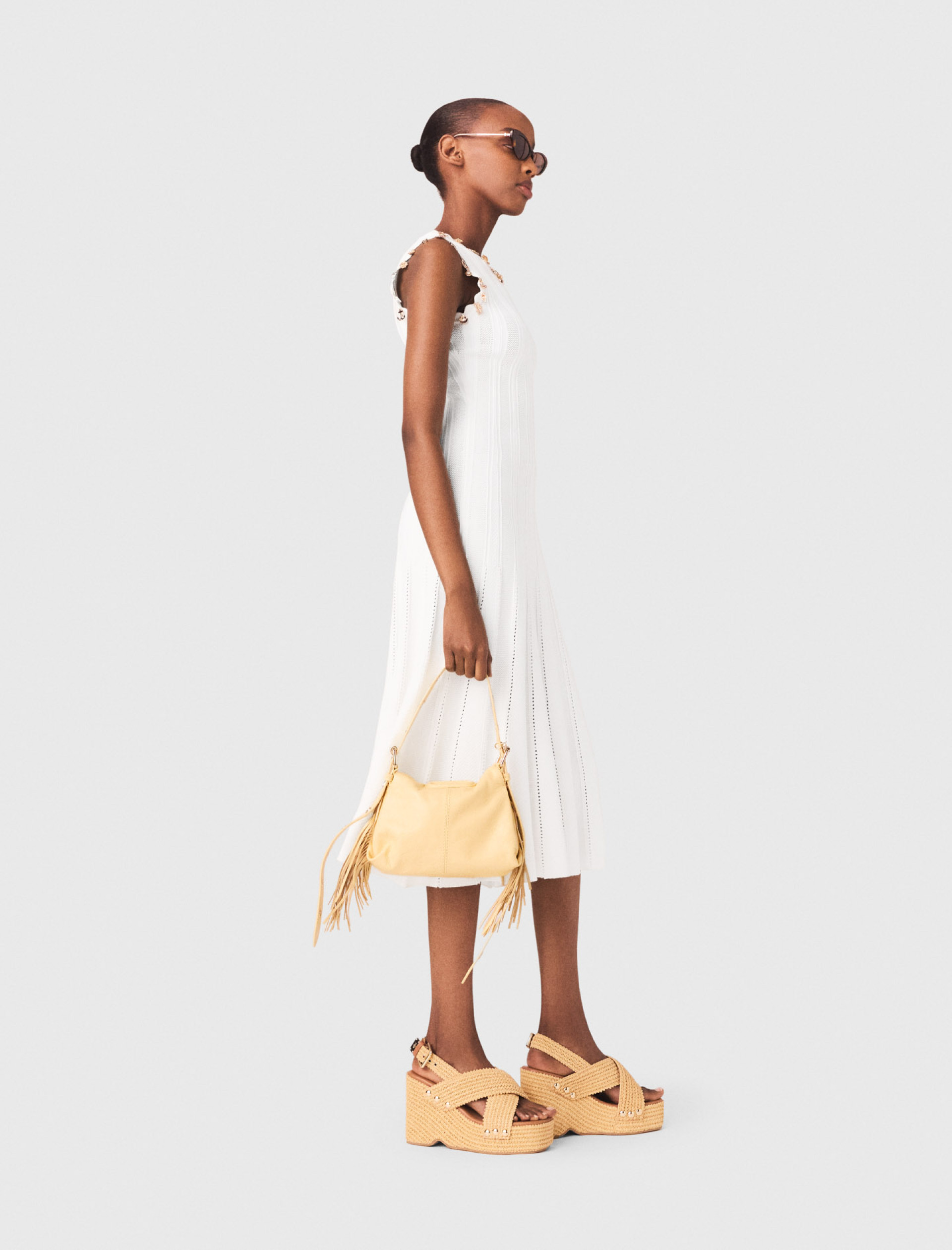 Жіноча в'язана сукня з золотистими підвісками