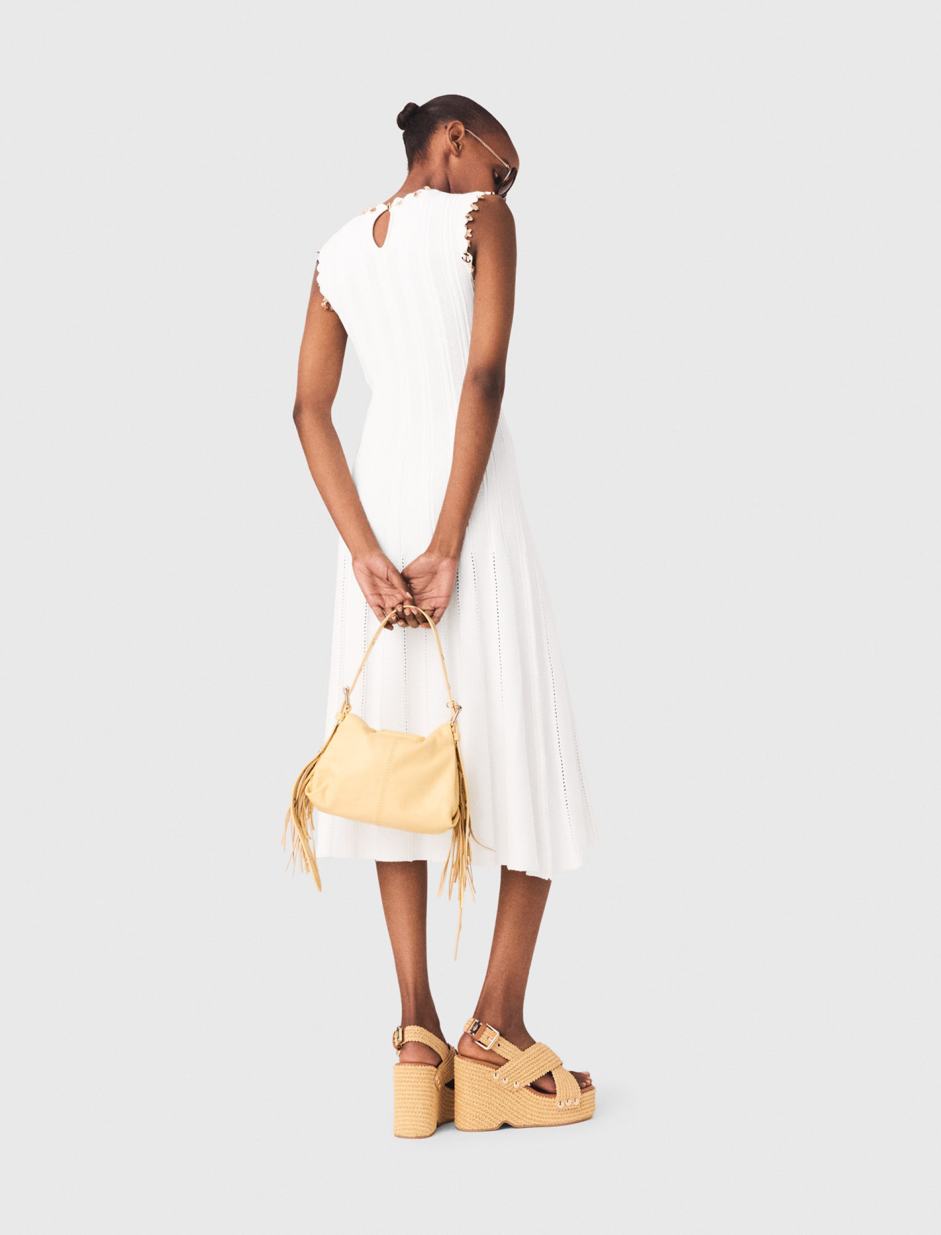 Жіноча в'язана сукня з золотистими підвісками