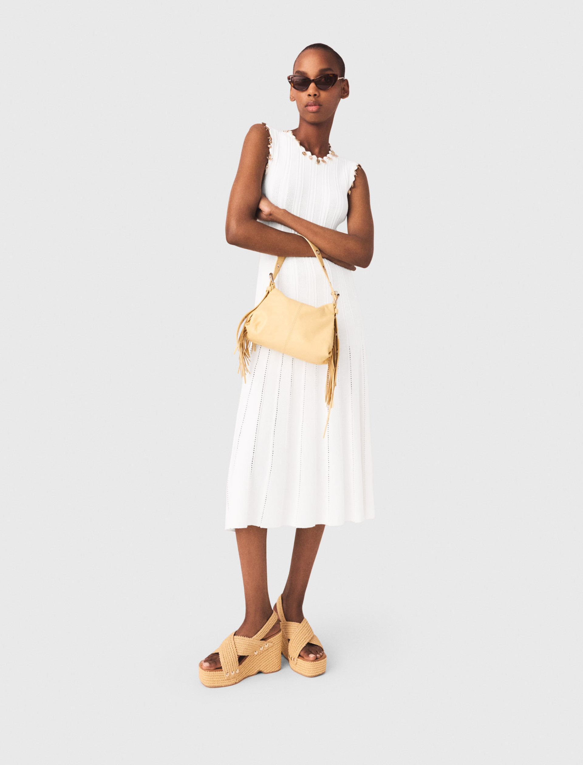 Жіноча в'язана сукня з золотистими підвісками