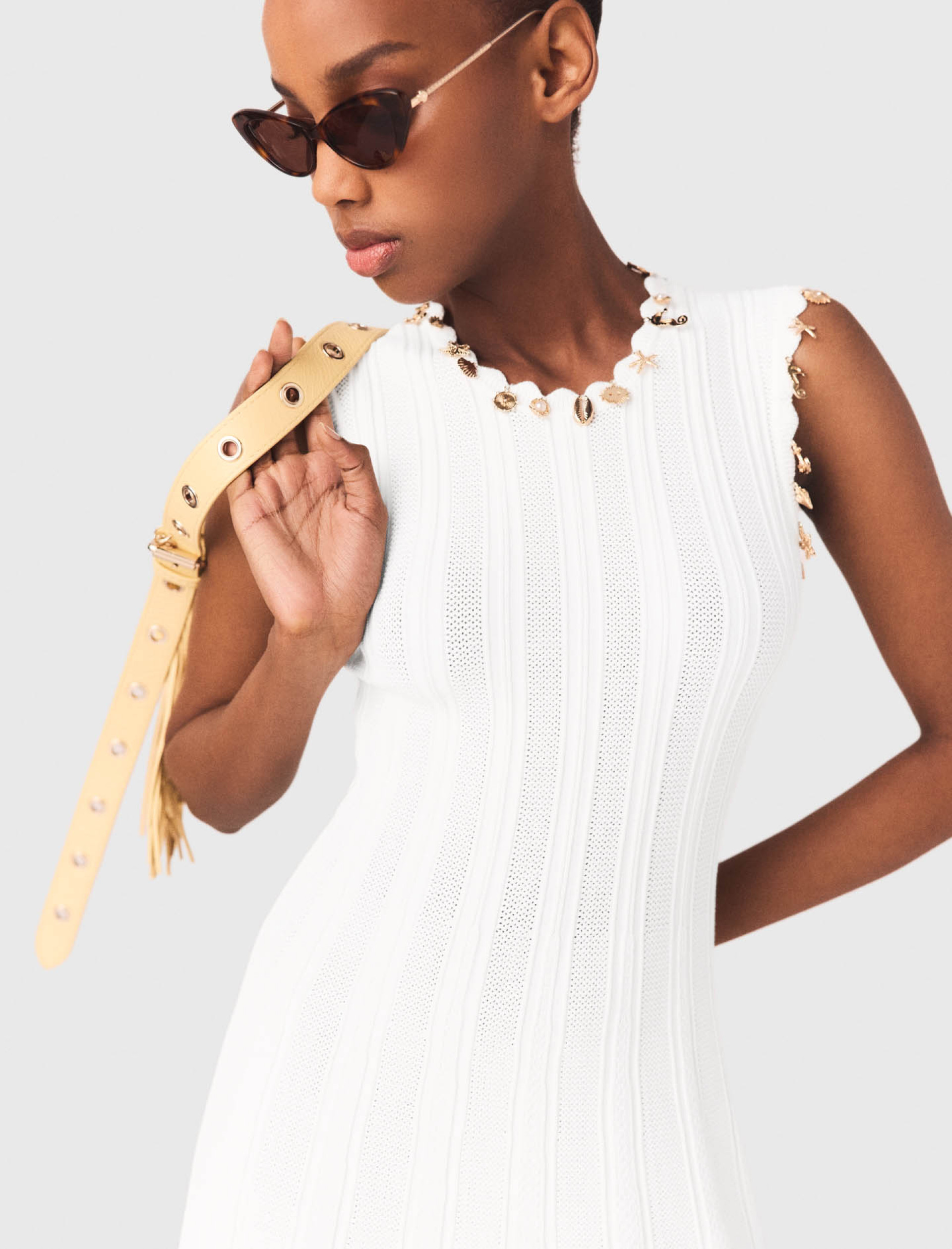 Жіноча в'язана сукня з золотистими підвісками