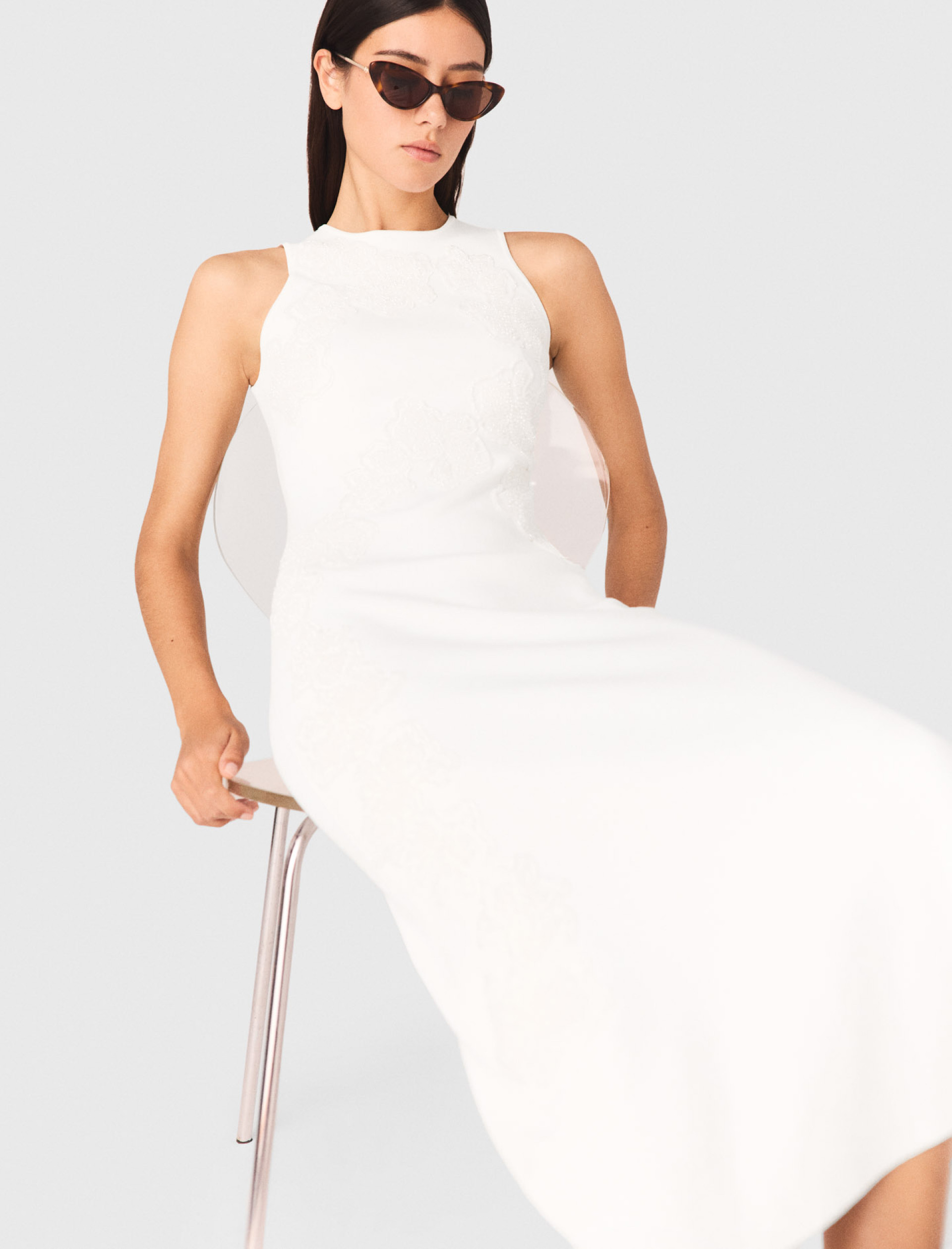 Жіноча сукня з квітковим візерунком, розшита бісером Жіноча сукня з квітковим візерунком, розшита бісером