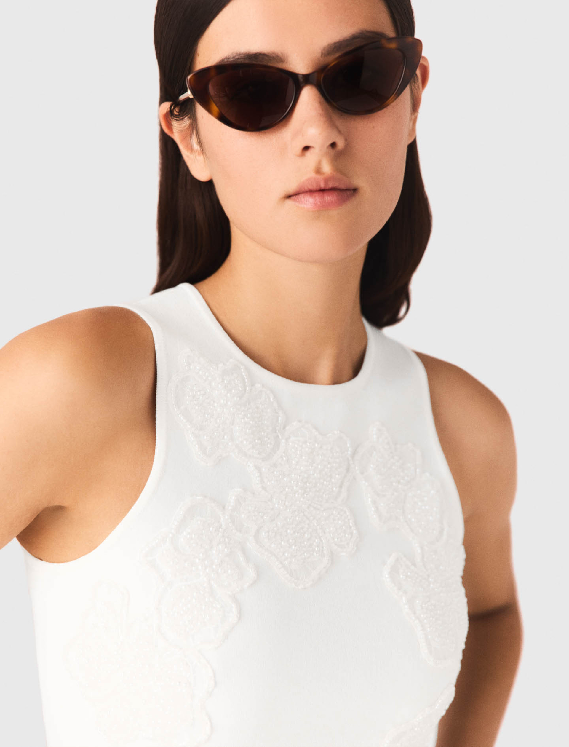 Жіноча сукня з квітковим візерунком, розшита бісером Жіноча сукня з квітковим візерунком, розшита бісером