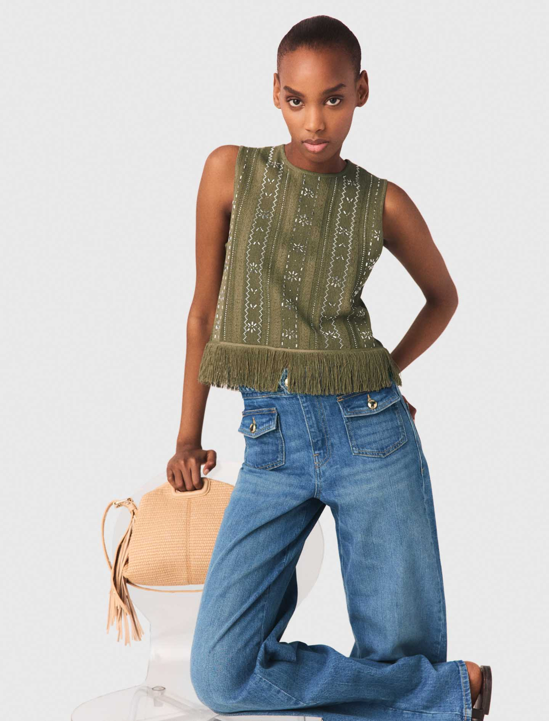 Женский топ со стразами и бахромой