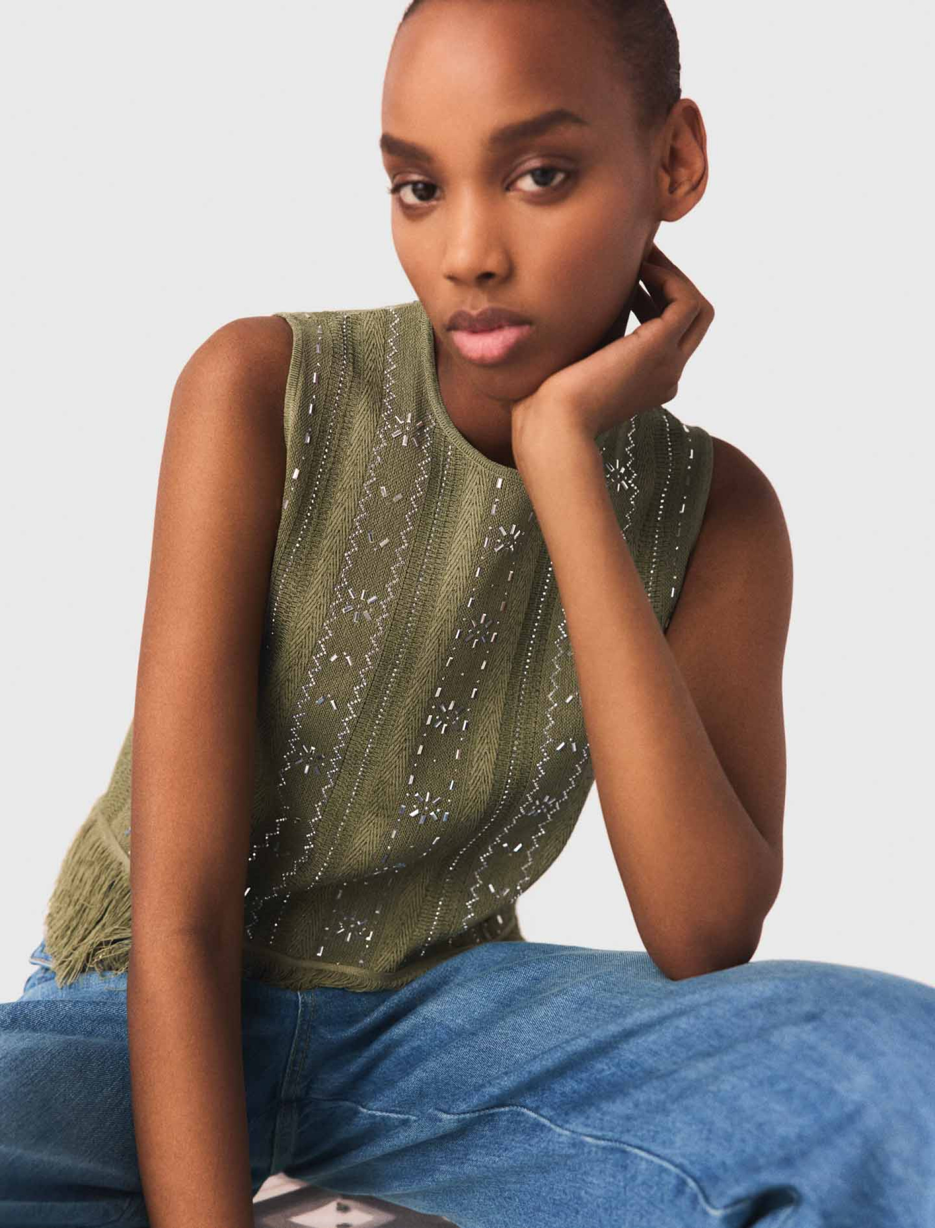 Женский топ со стразами и бахромой