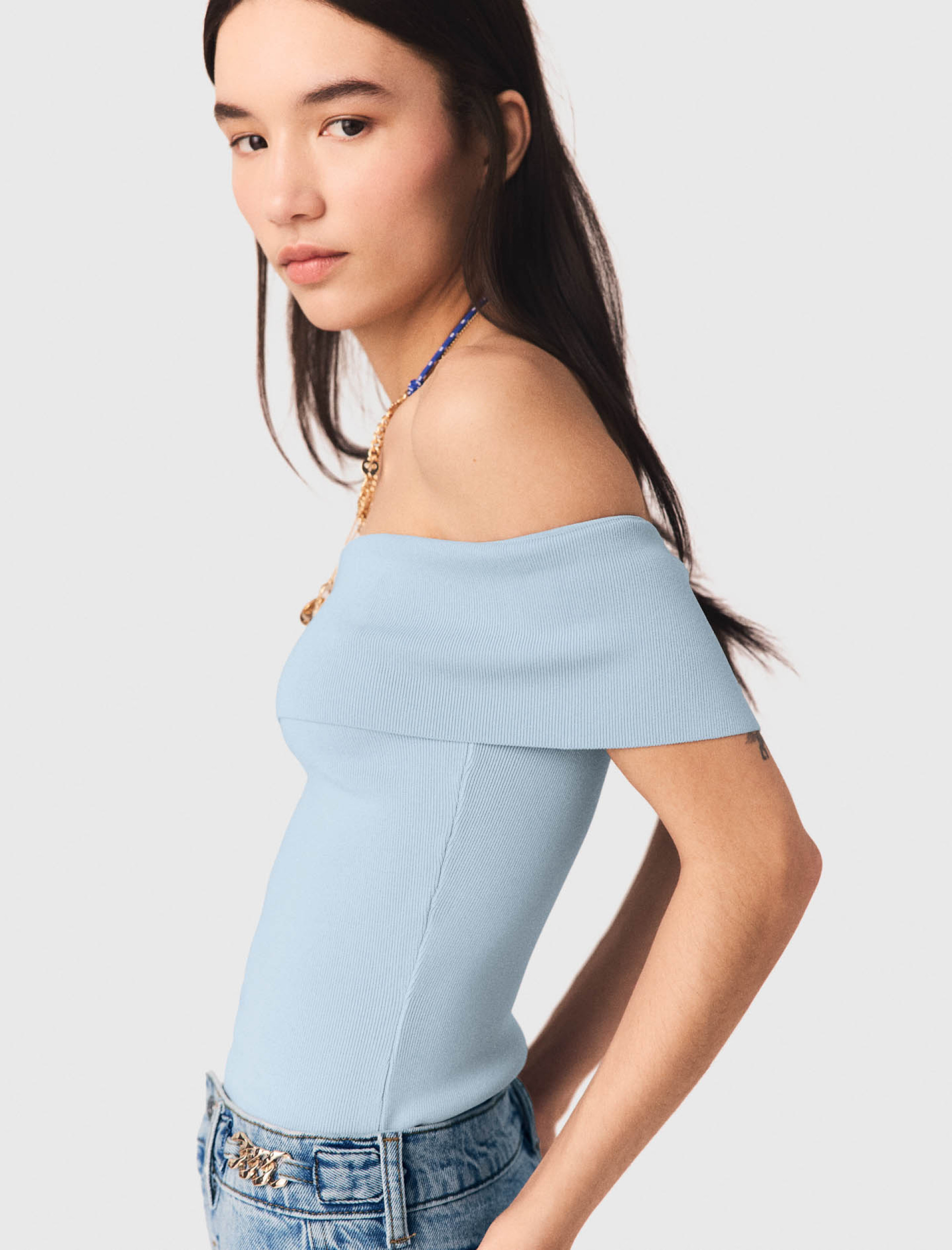 Жіночий в'язаний топ з вирізом 