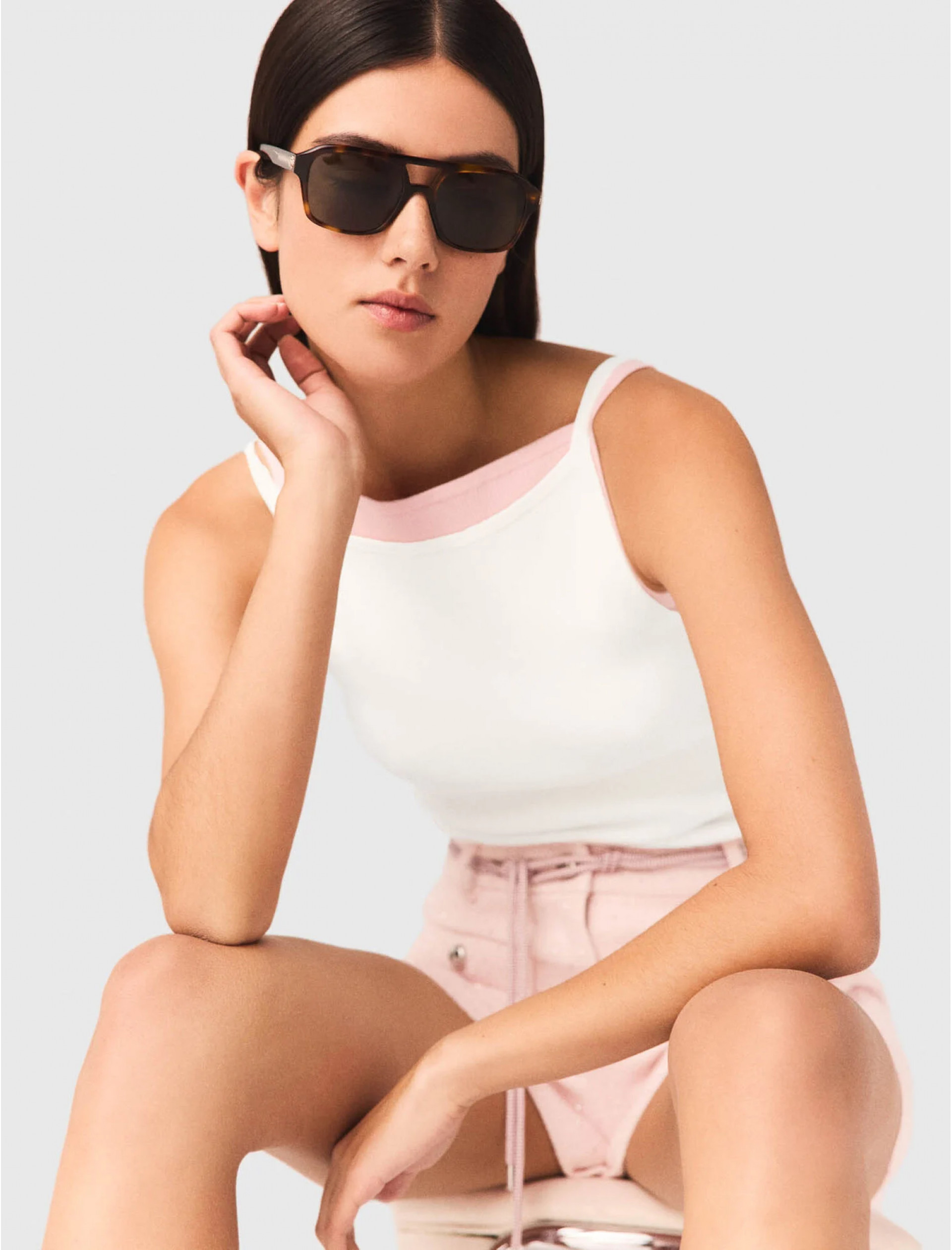 Женский белый топ в рубчик