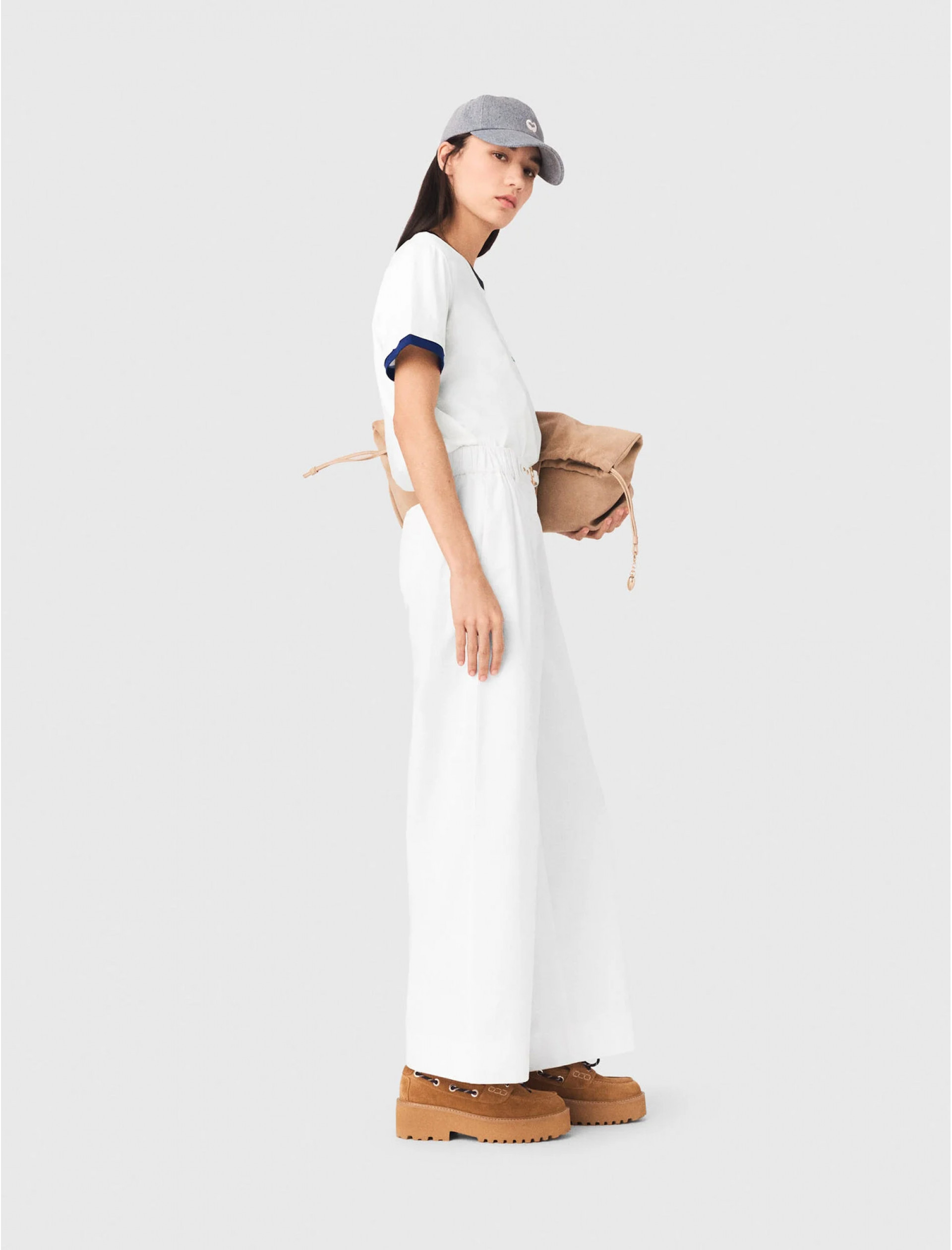 Жіноча біла футболка з контрастим оздобленням