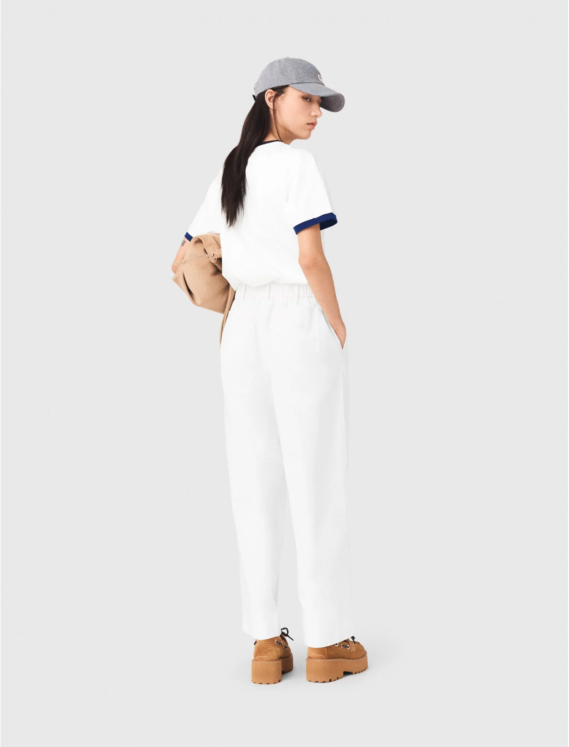 Жіноча біла футболка з контрастим оздобленням