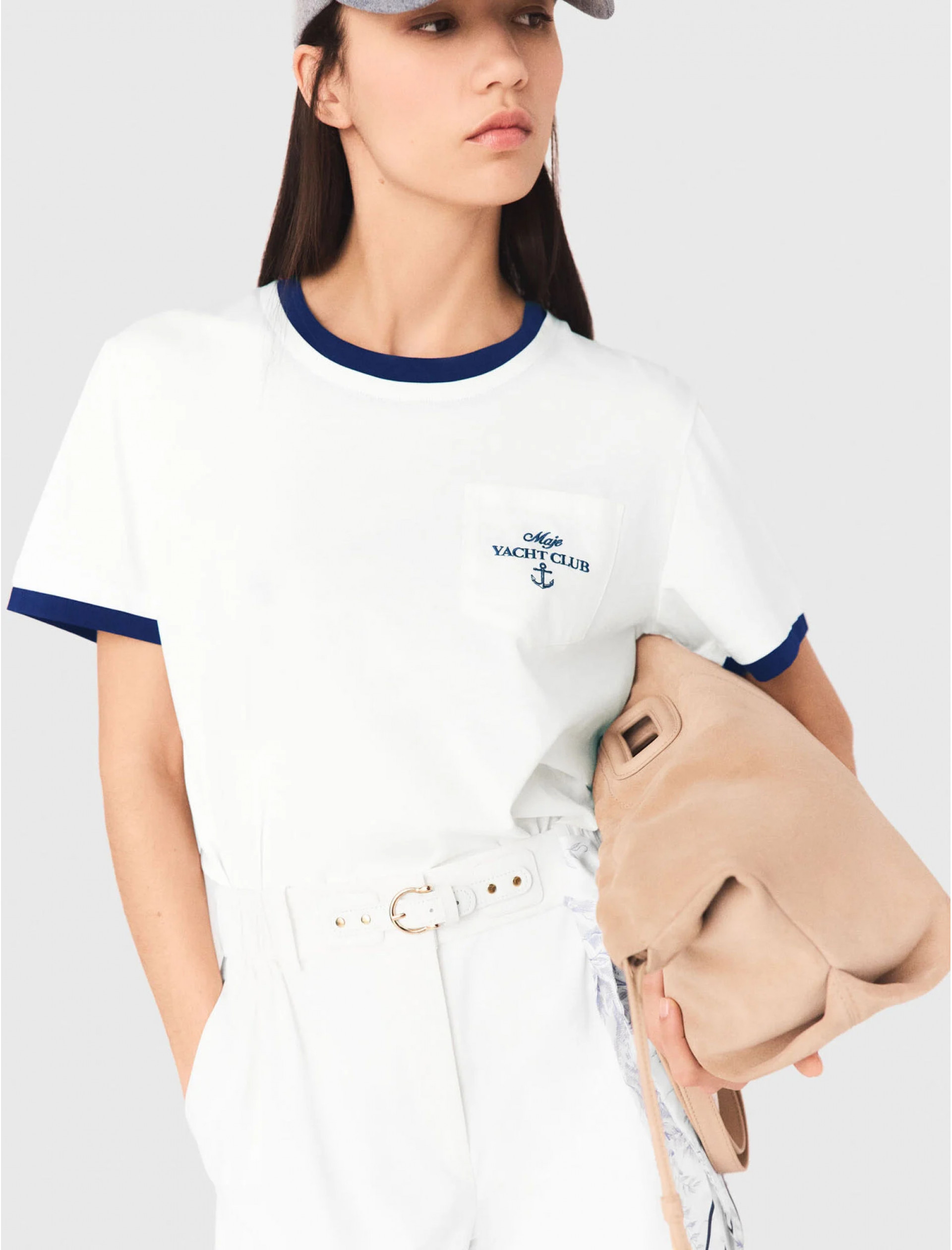 Жіноча біла футболка з контрастим оздобленням
