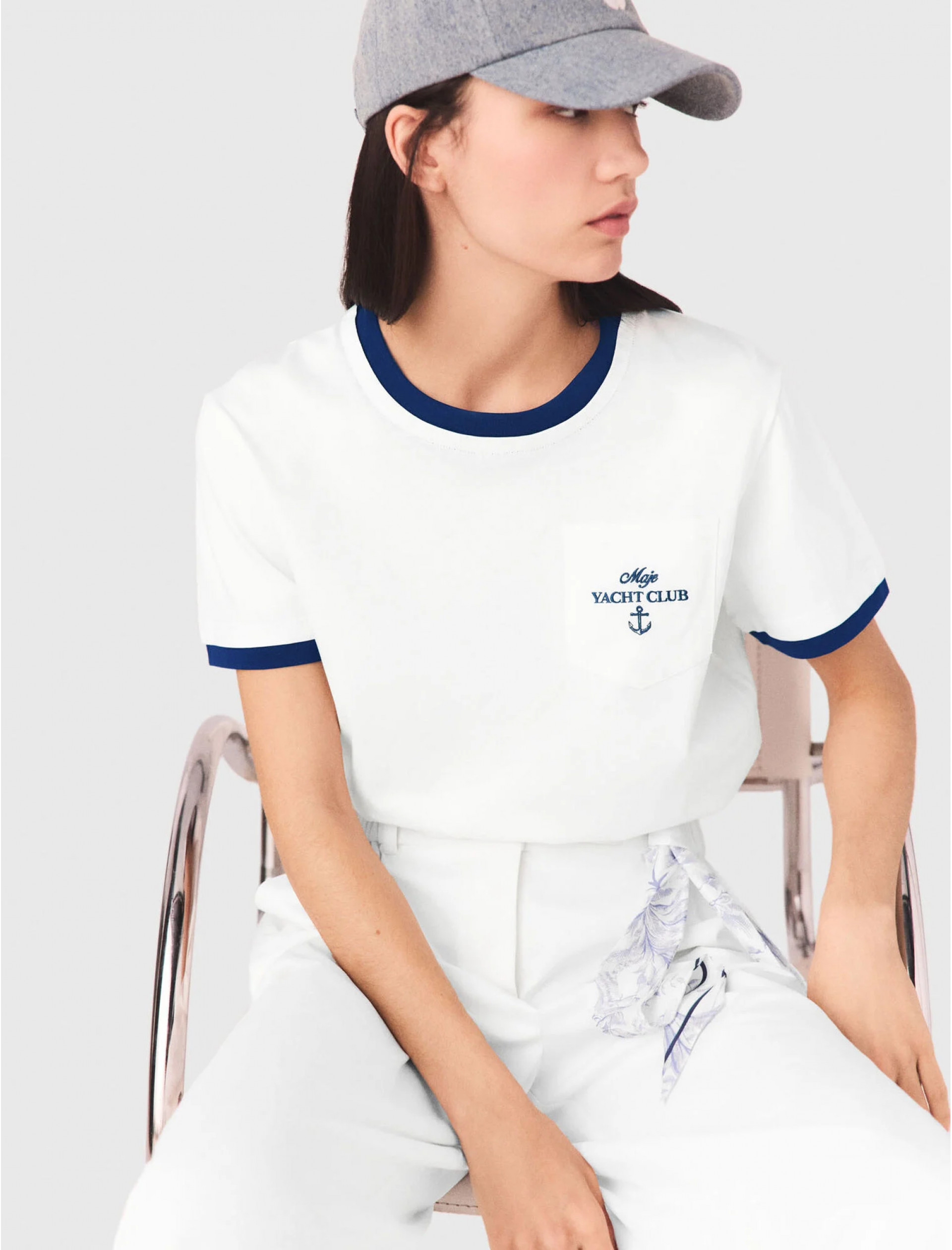 Жіноча біла футболка з контрастим оздобленням