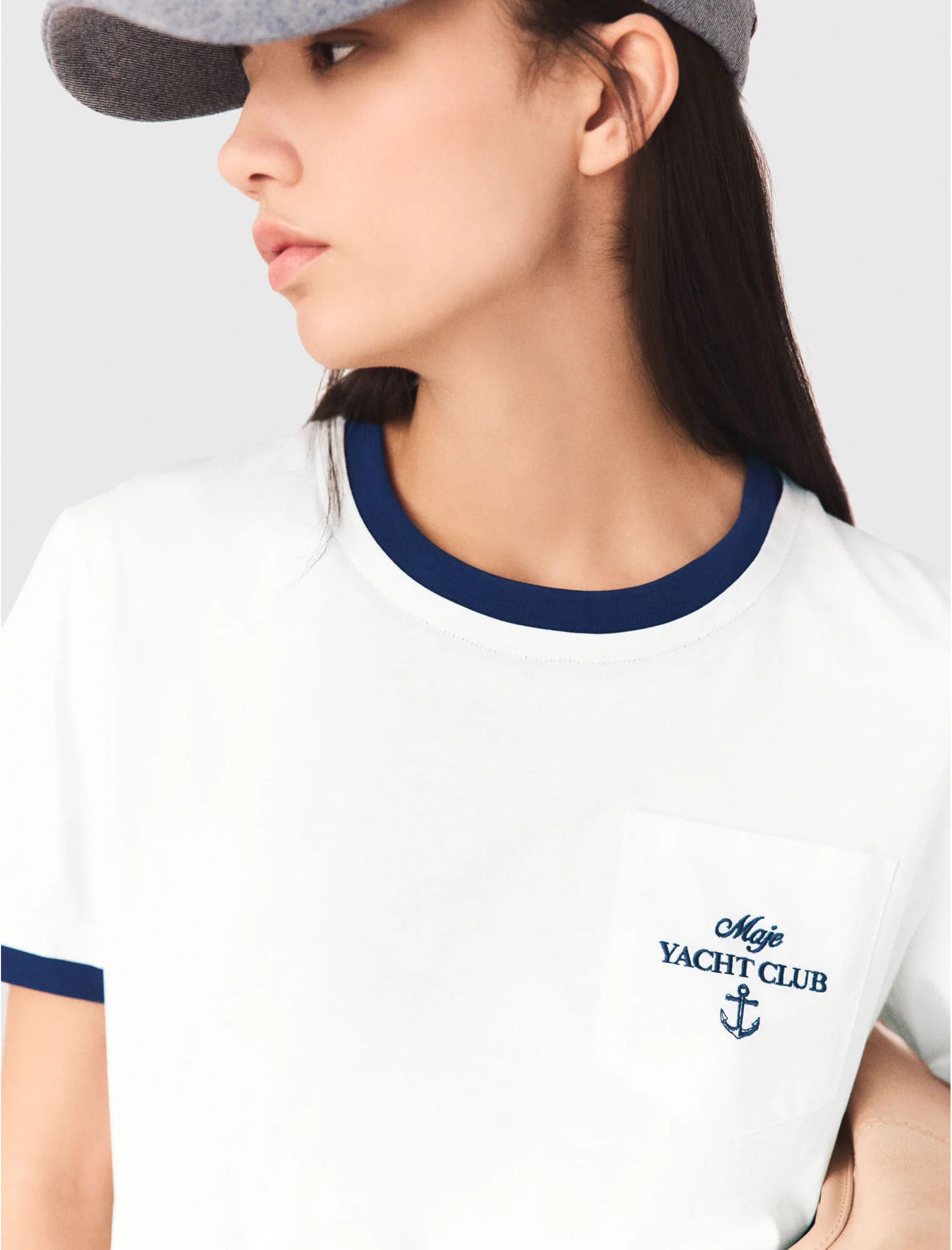 Жіноча біла футболка з контрастим оздобленням