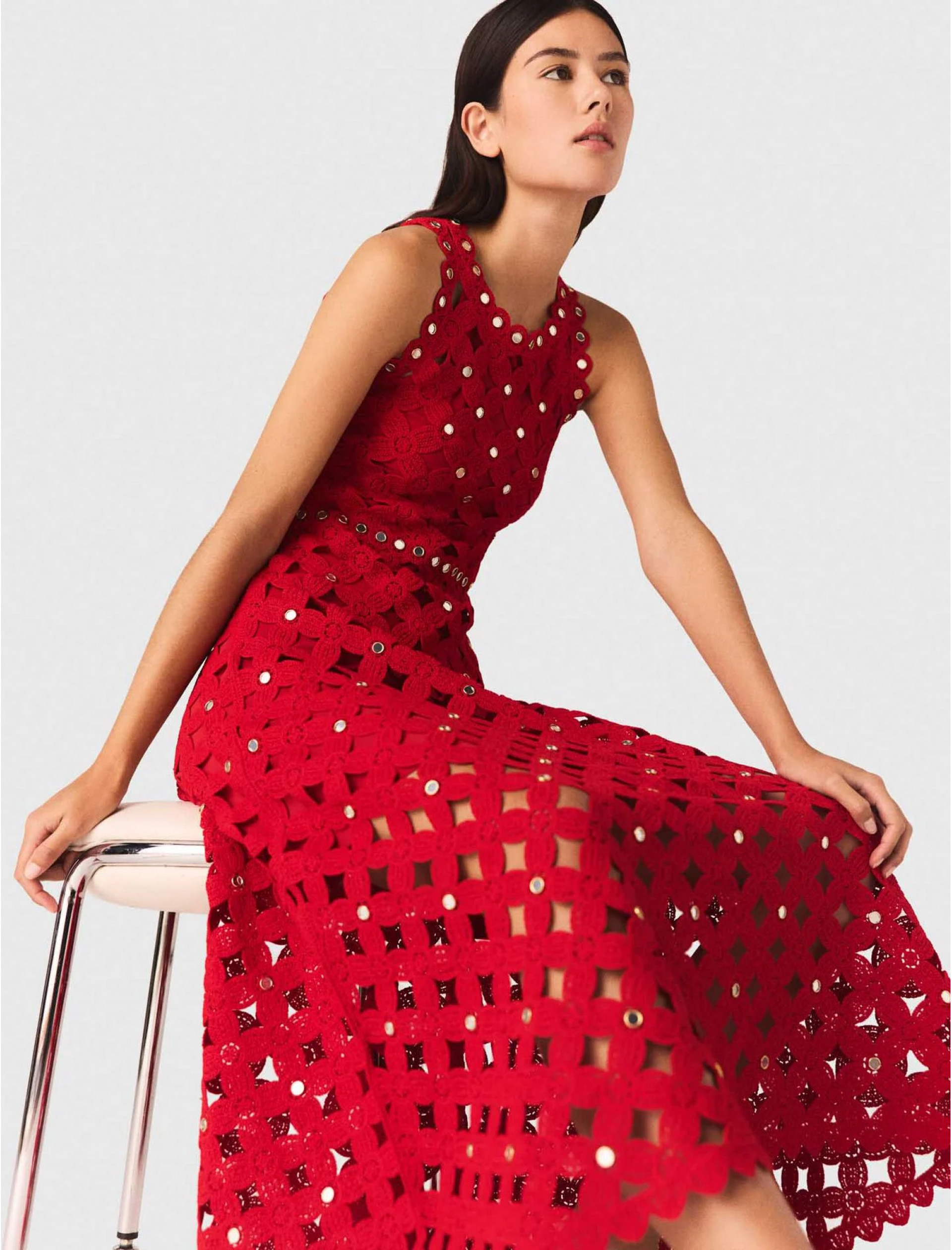 Женское красное вязаное платье с зеркальцами