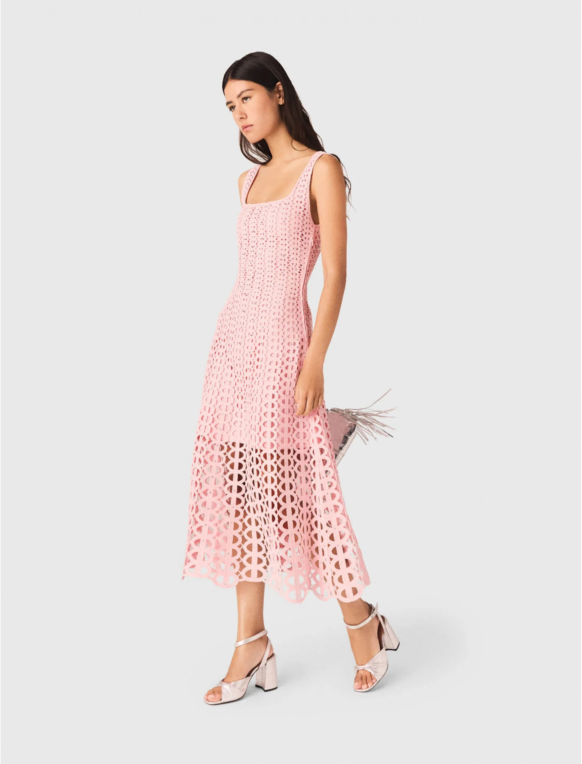 Женское вязаное платье со стразами