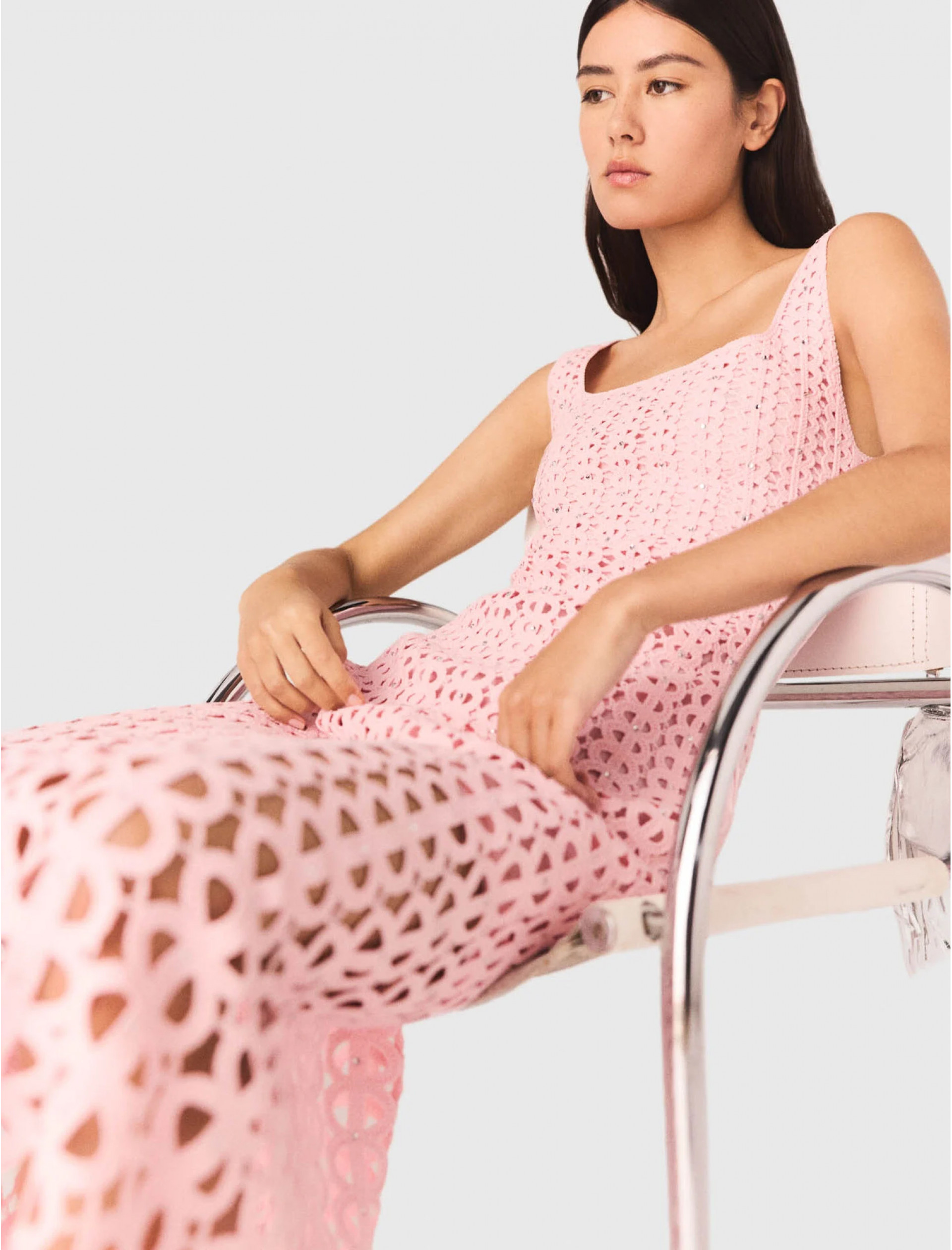 Женское вязаное платье со стразами